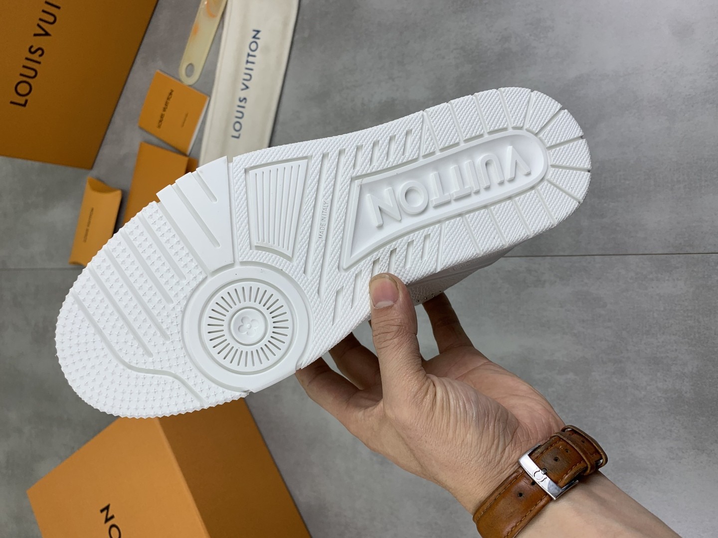 [LOUIS VUITTON-루이비통]  루이비통 트레이너 스니커즈