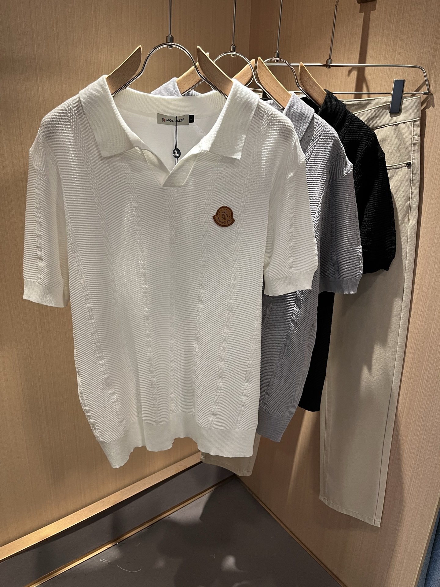 [MONCLER-몽클레어] 몽클레어 로고 화이트 카라티