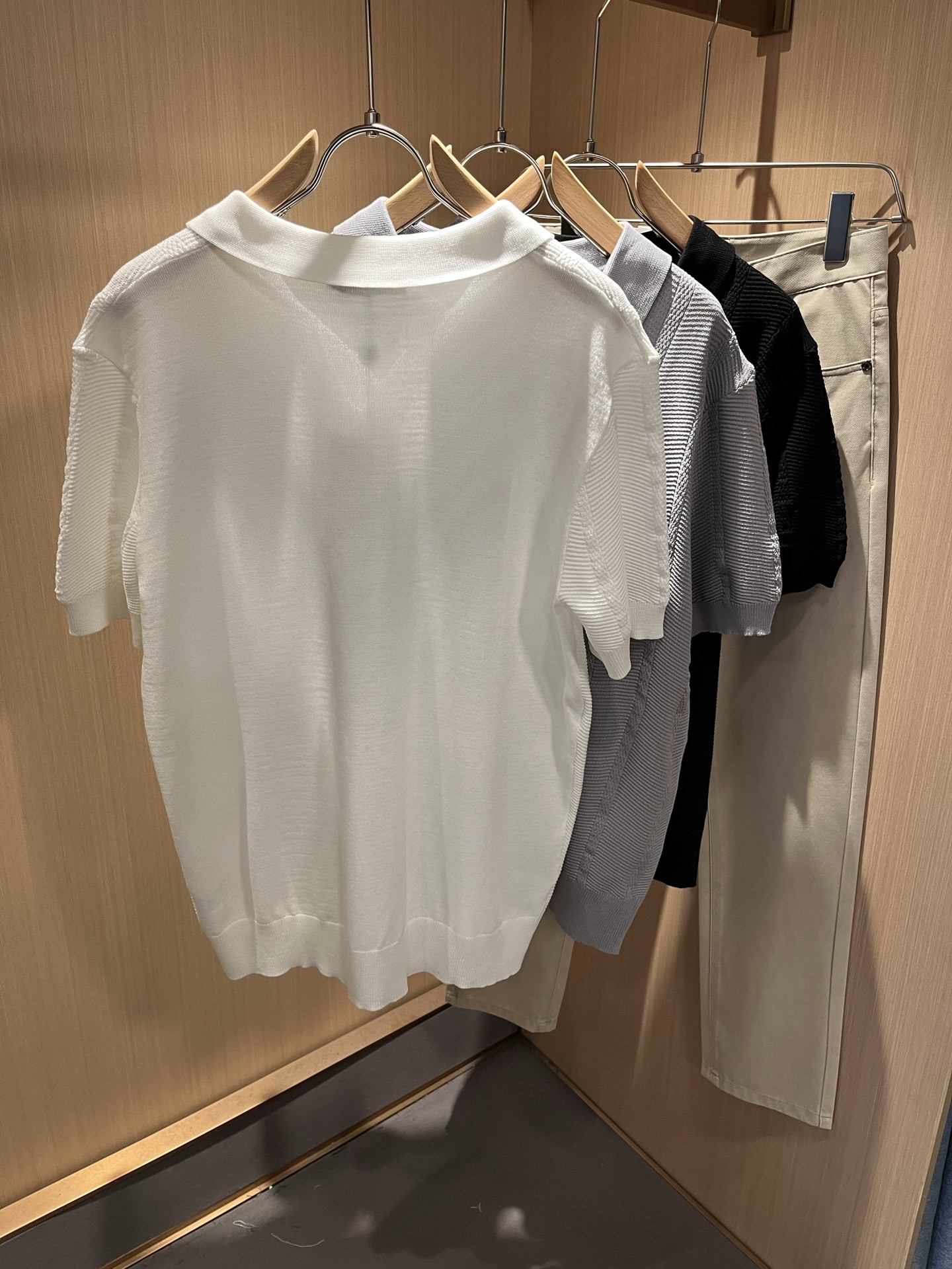 [MONCLER-몽클레어] 몽클레어 로고 화이트 카라티