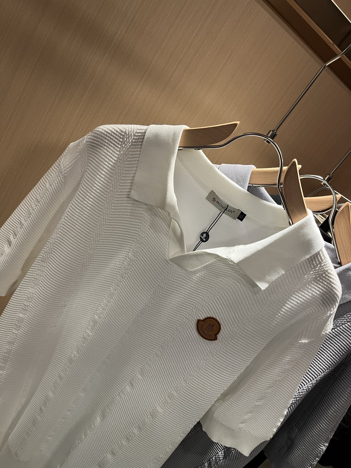 [MONCLER-몽클레어] 몽클레어 로고 화이트 카라티