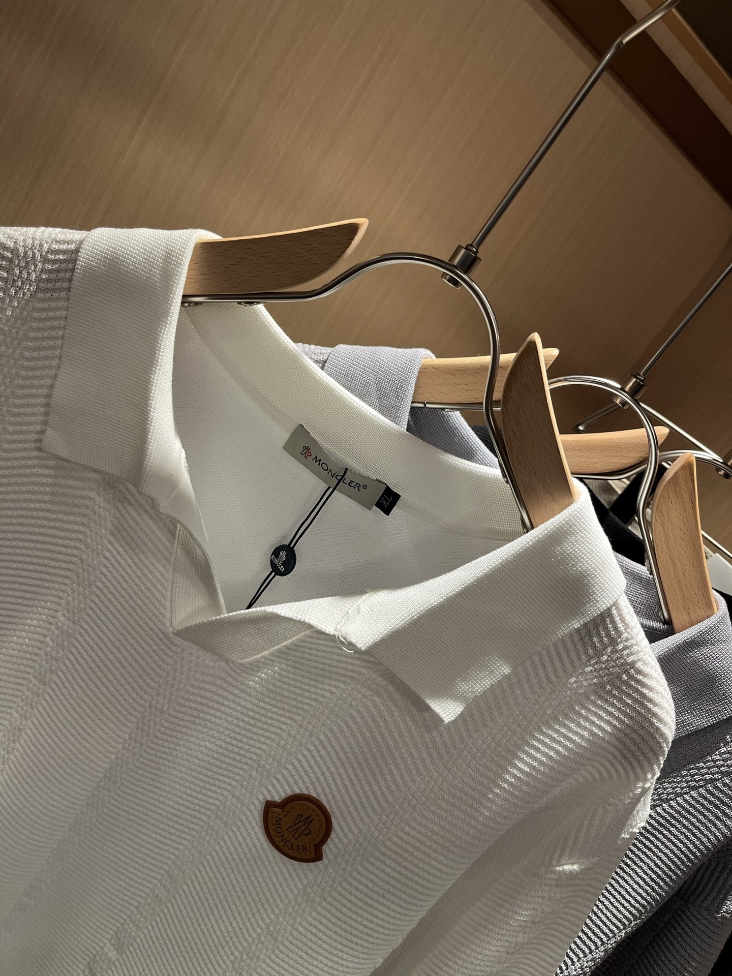 [MONCLER-몽클레어] 몽클레어 로고 화이트 카라티