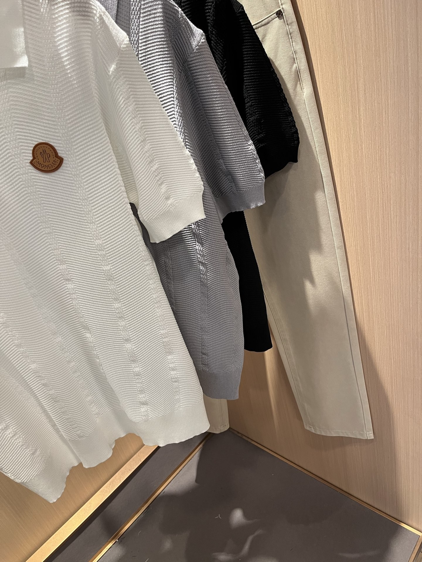 [MONCLER-몽클레어] 몽클레어 로고 화이트 카라티