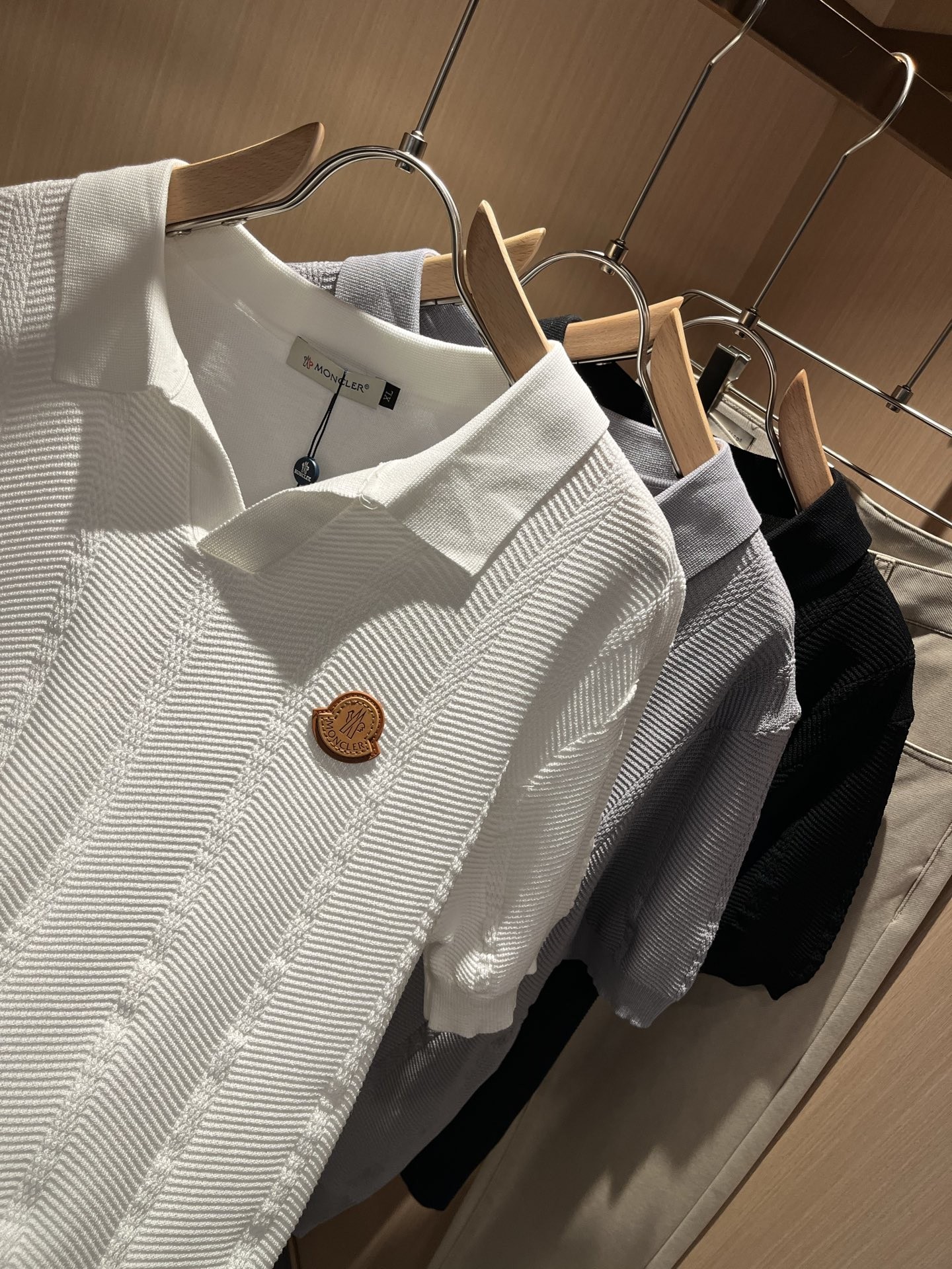 [MONCLER-몽클레어] 몽클레어 로고 화이트 카라티