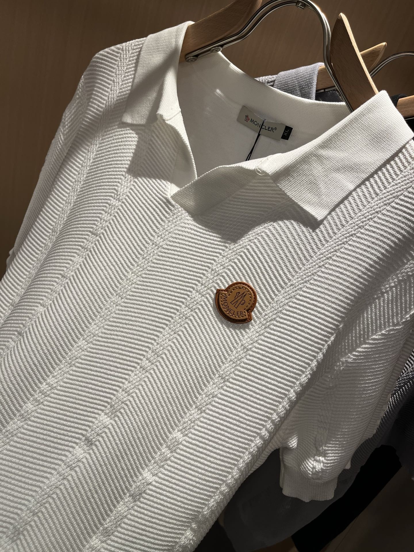 [MONCLER-몽클레어] 몽클레어 로고 화이트 카라티