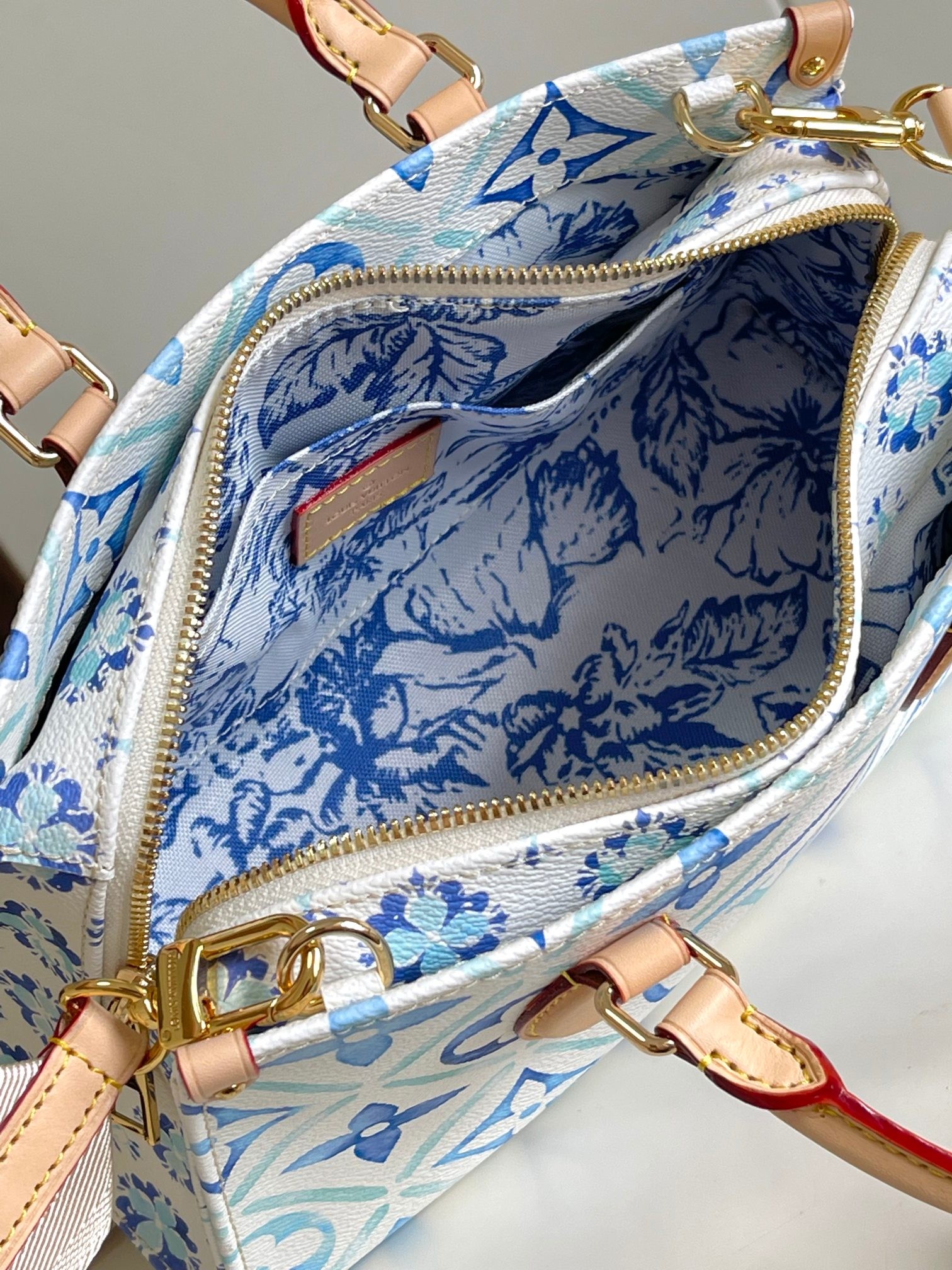 [LOUIS VUITTON-루이비통] 루이비통 온더고 이스트웨스트 M25318