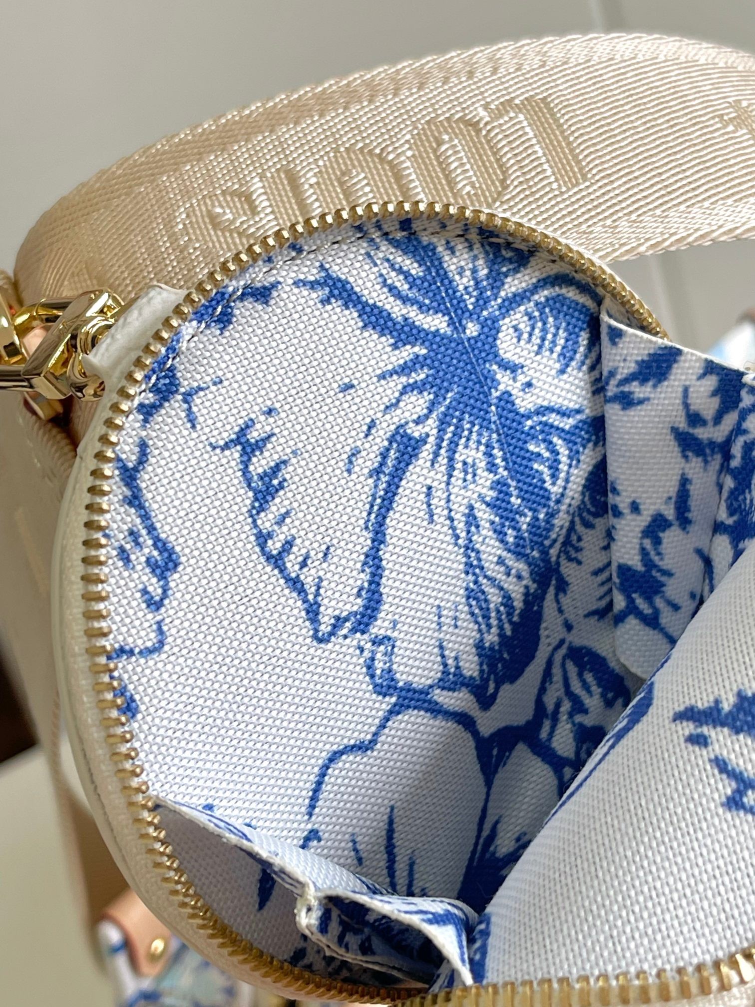 [LOUIS VUITTON-루이비통] 루이비통 온더고 이스트웨스트 M25318