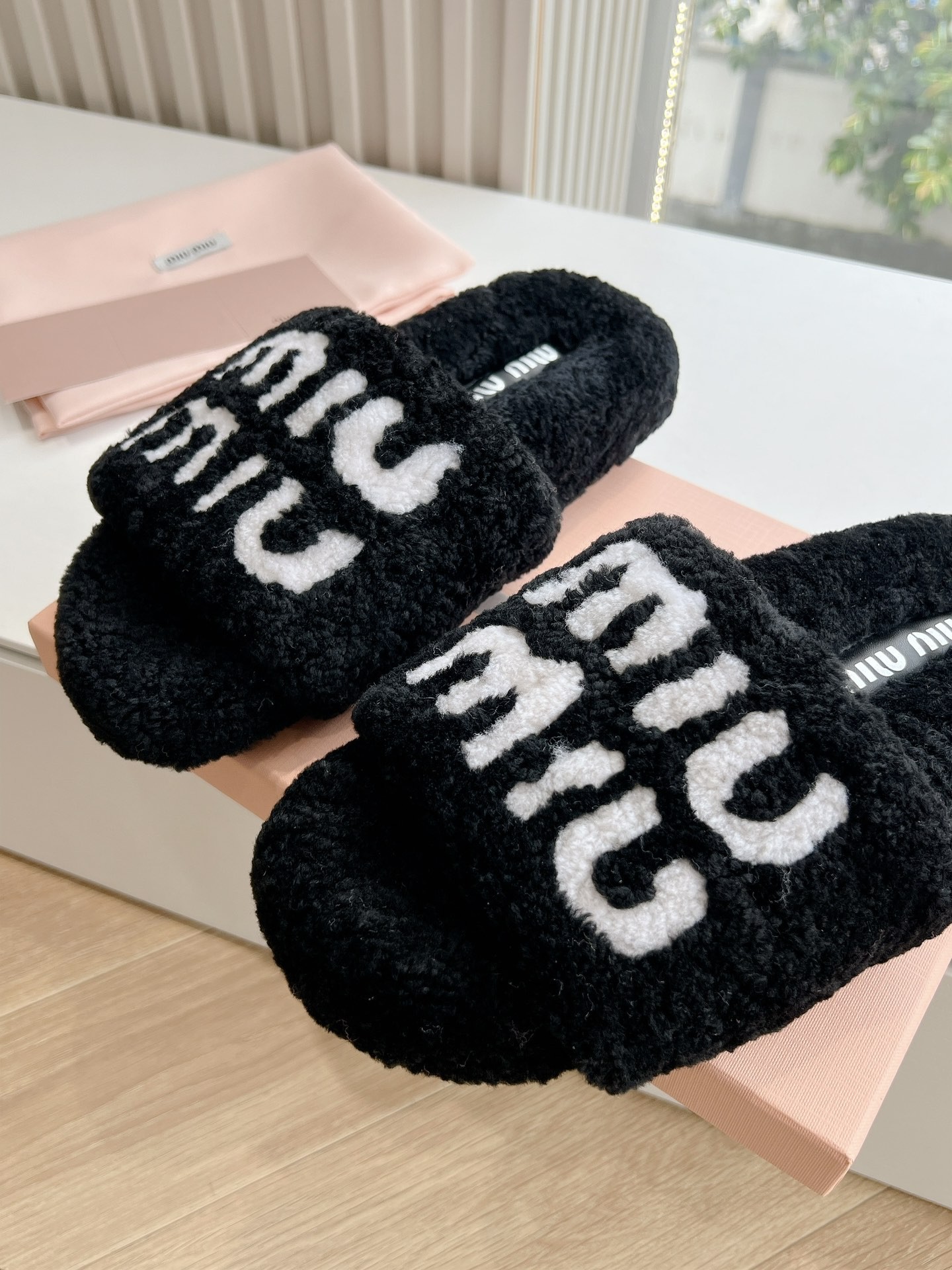 [MIU MIU-미우미우]  미우미우 털 슬리퍼