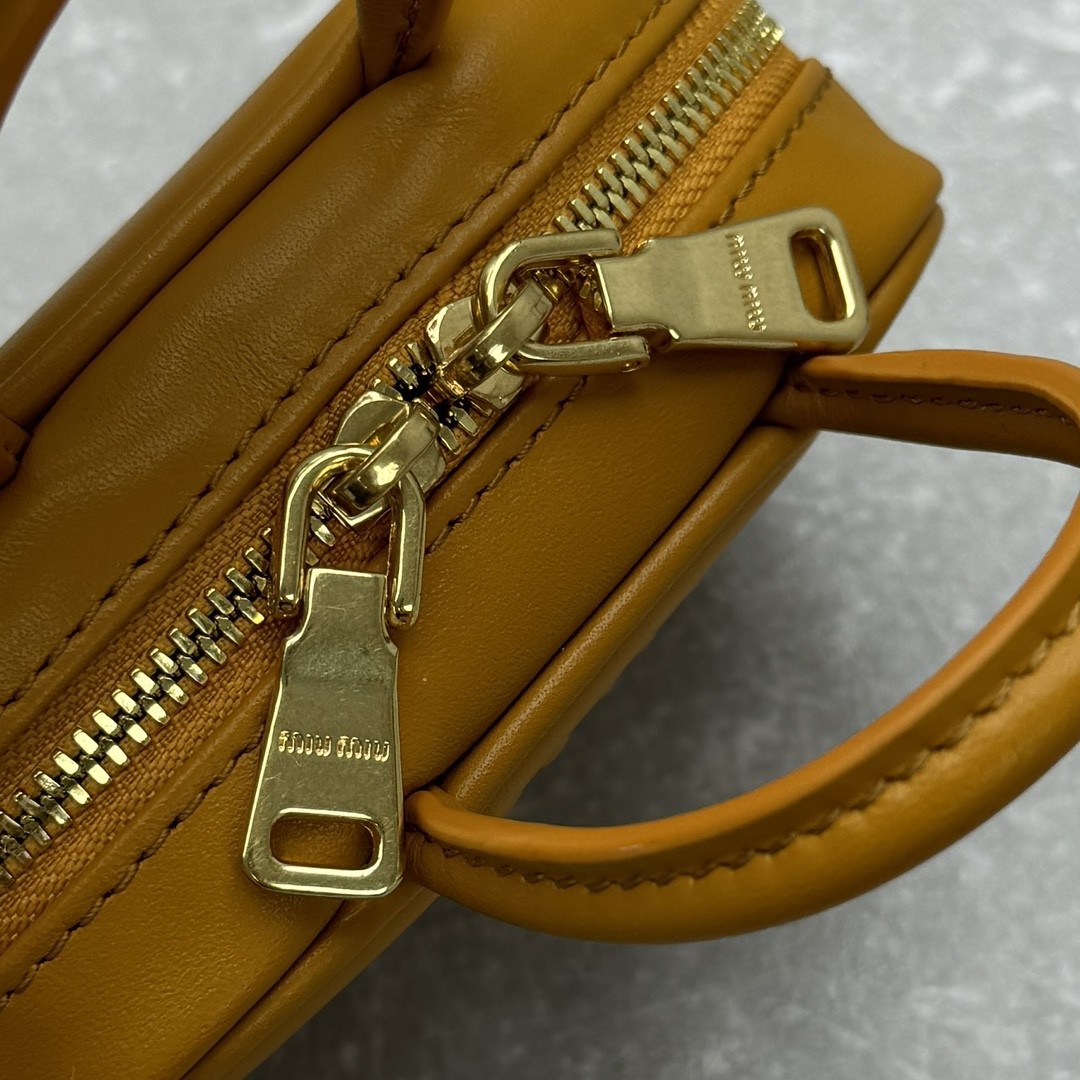 [MIU MIU-미우미우] 미우미우 레더 마이크로 백