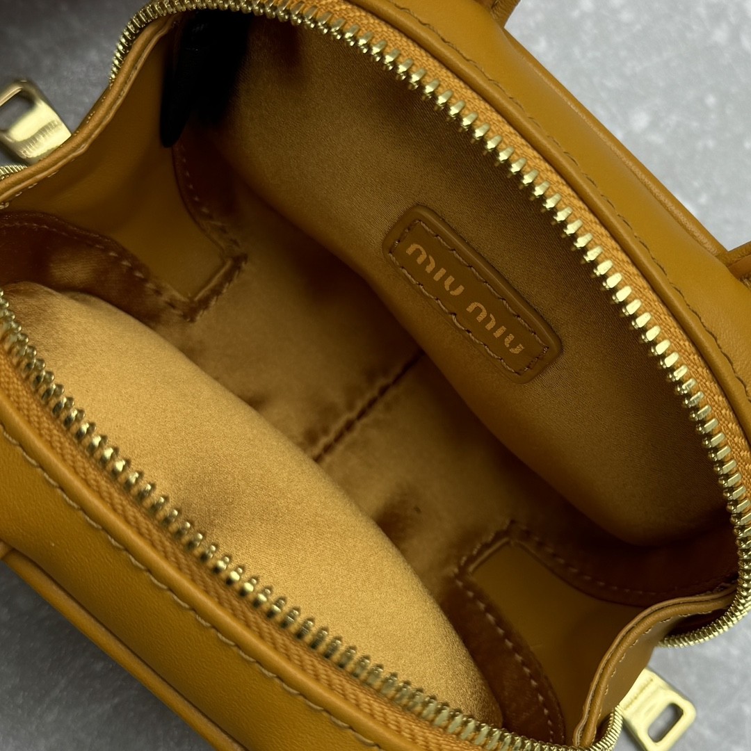 [MIU MIU-미우미우] 미우미우 레더 마이크로 백