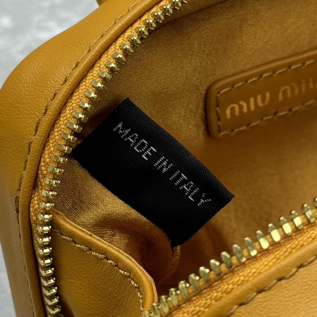 [MIU MIU-미우미우] 미우미우 레더 마이크로 백