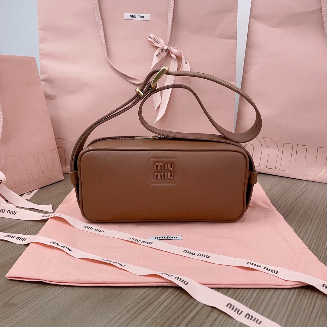 [MIU MIU-미우미우] 미우미우 가죽 숄더백 브라운