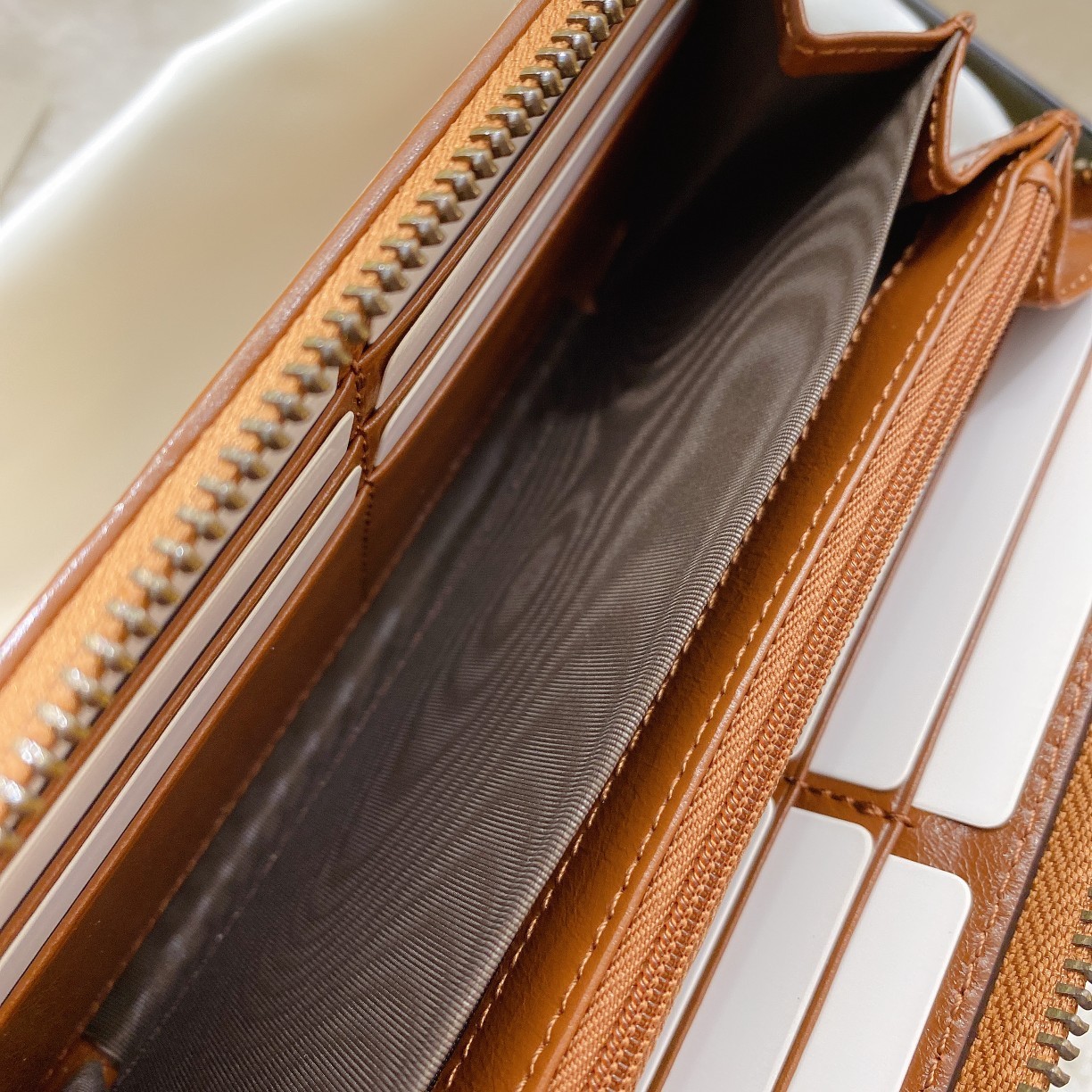 [GUCCI-구찌] 구찌 GG 마몬트 지퍼 장 지갑