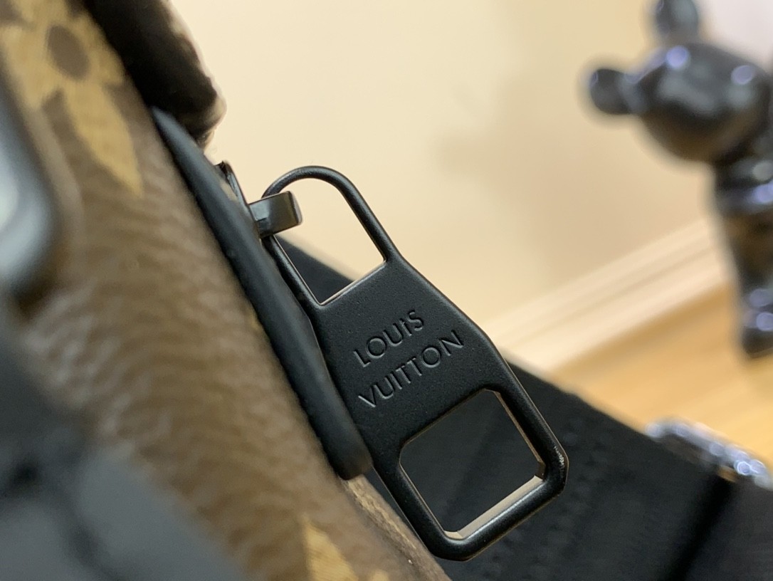 [LOUIS VUITTON-루이비통] 루이비통 S 케이프 메신저 크로스백