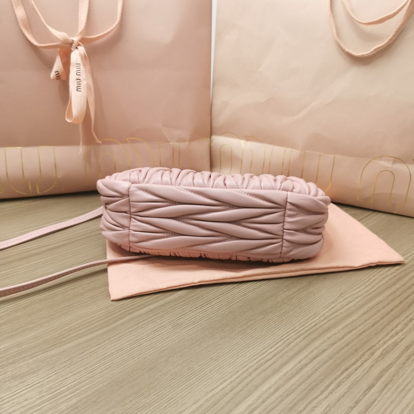 [MIU MIU-미우미우] 미우미우 마테라쎄 완더 미니 호보백 5BC125