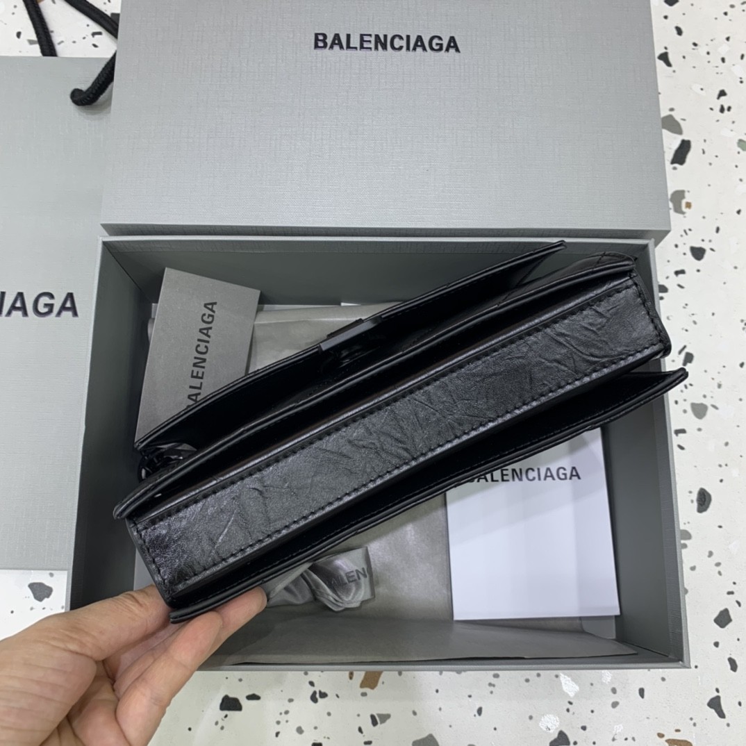 발렌시아가 크러쉬 체인백