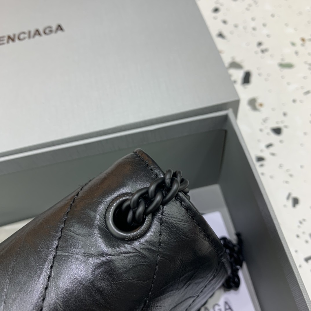 발렌시아가 크러쉬 체인백