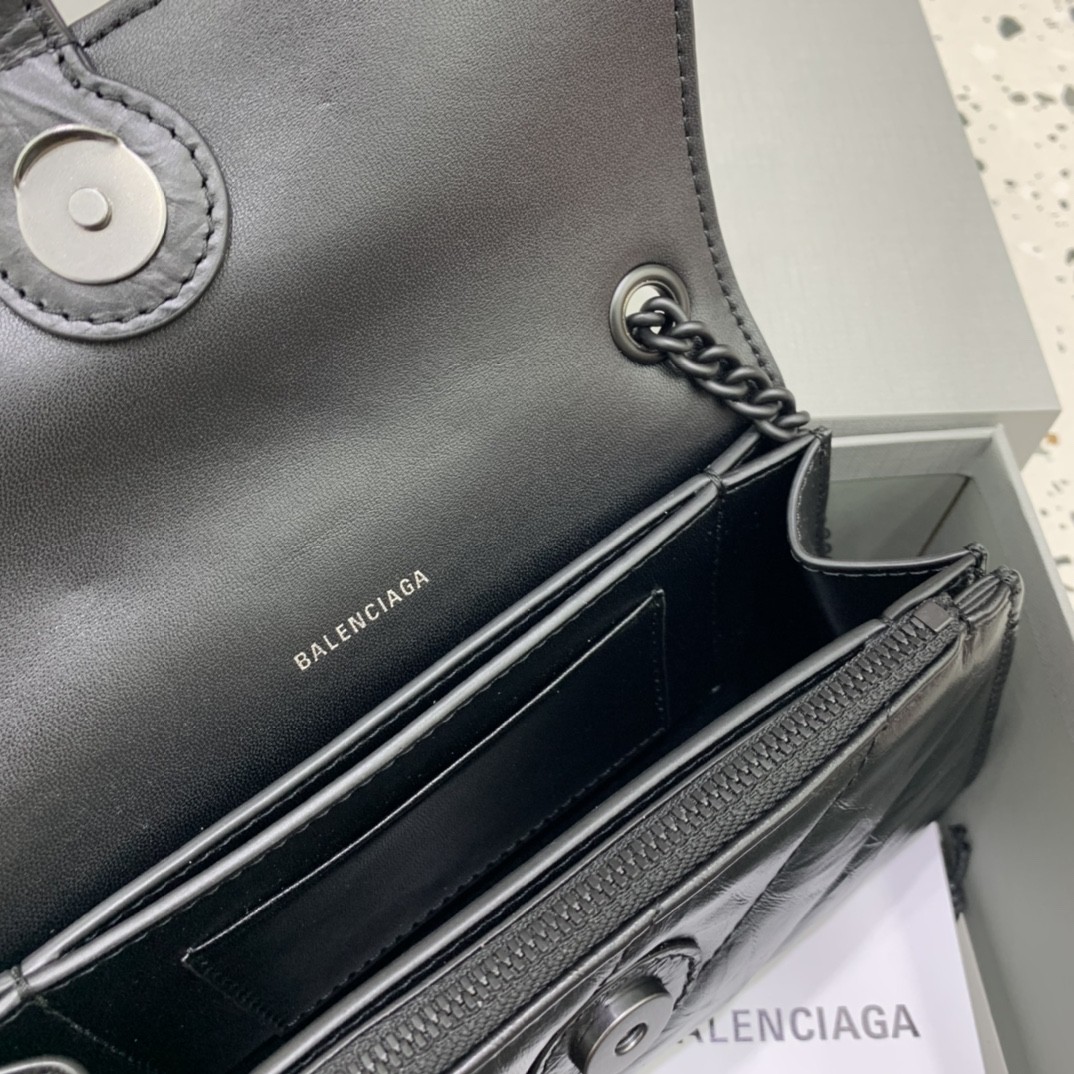 발렌시아가 크러쉬 체인백