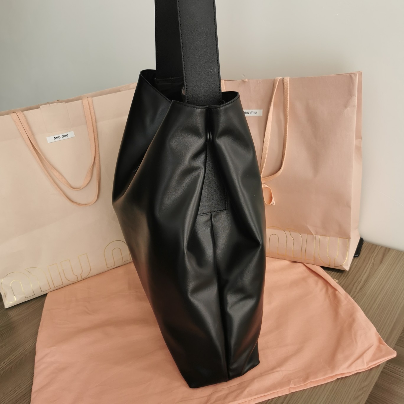 [MIU MIU-미우미우] 미우미우 엠보소드 가죽 토트백