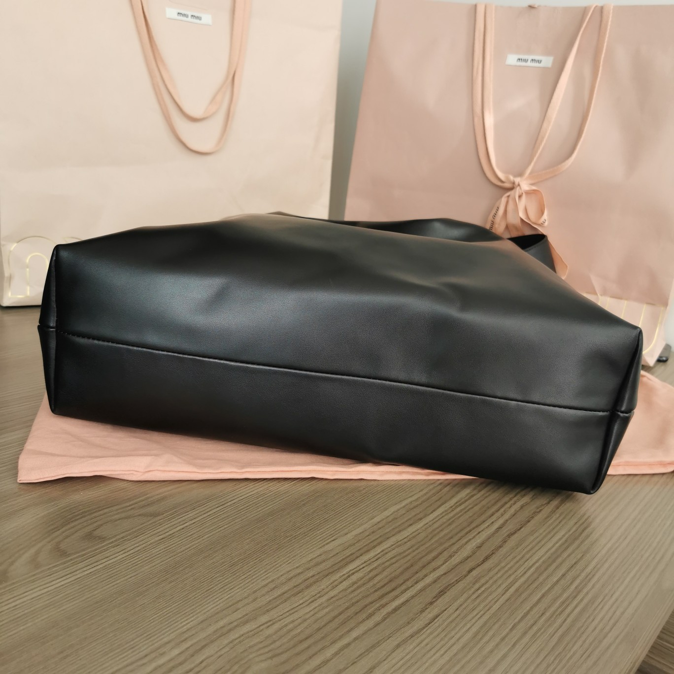 [MIU MIU-미우미우] 미우미우 엠보소드 가죽 토트백