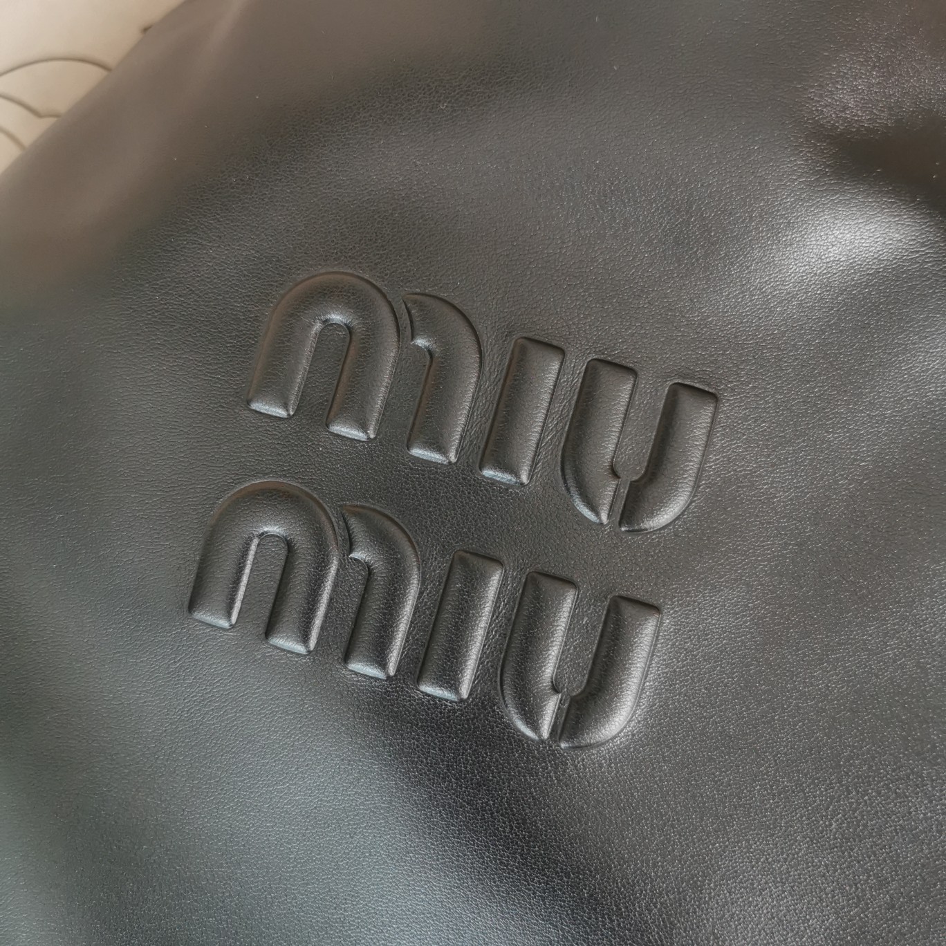 [MIU MIU-미우미우] 미우미우 엠보소드 가죽 토트백