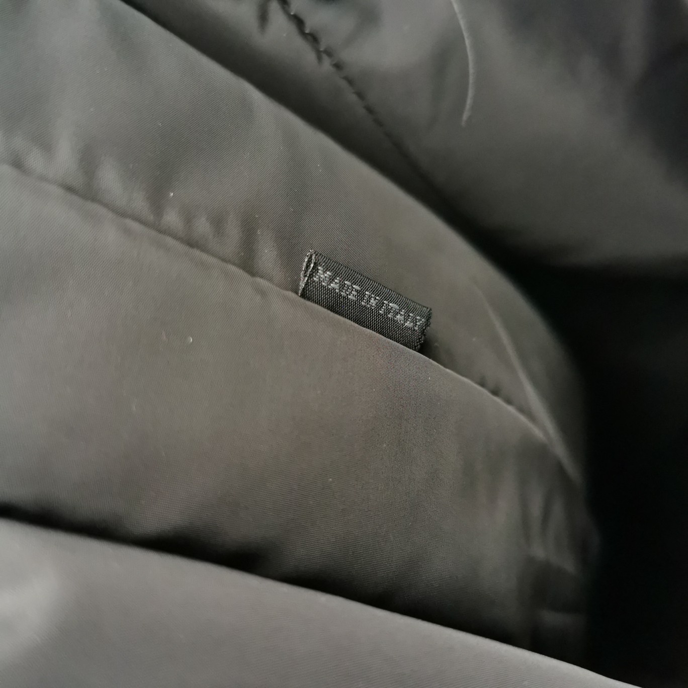 [MIU MIU-미우미우] 미우미우 엠보소드 가죽 토트백