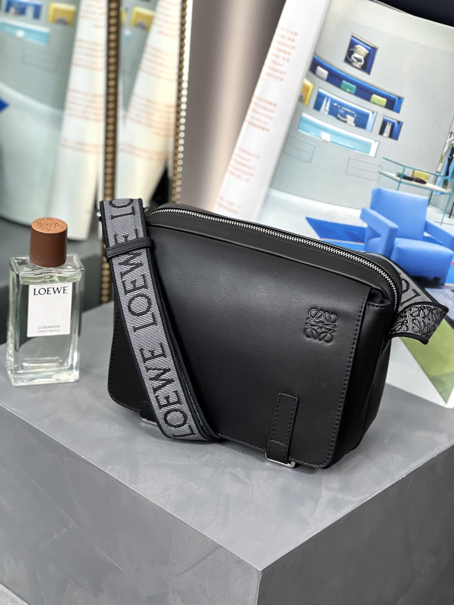 로에베 밀리터리 메신저백