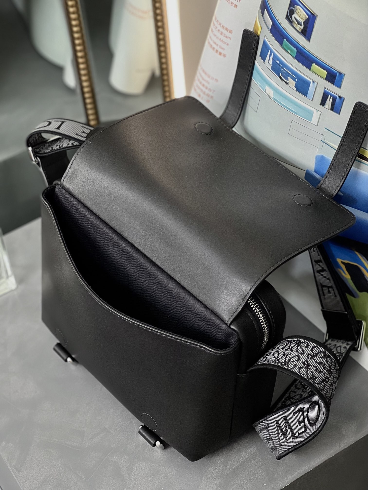 로에베 밀리터리 메신저백