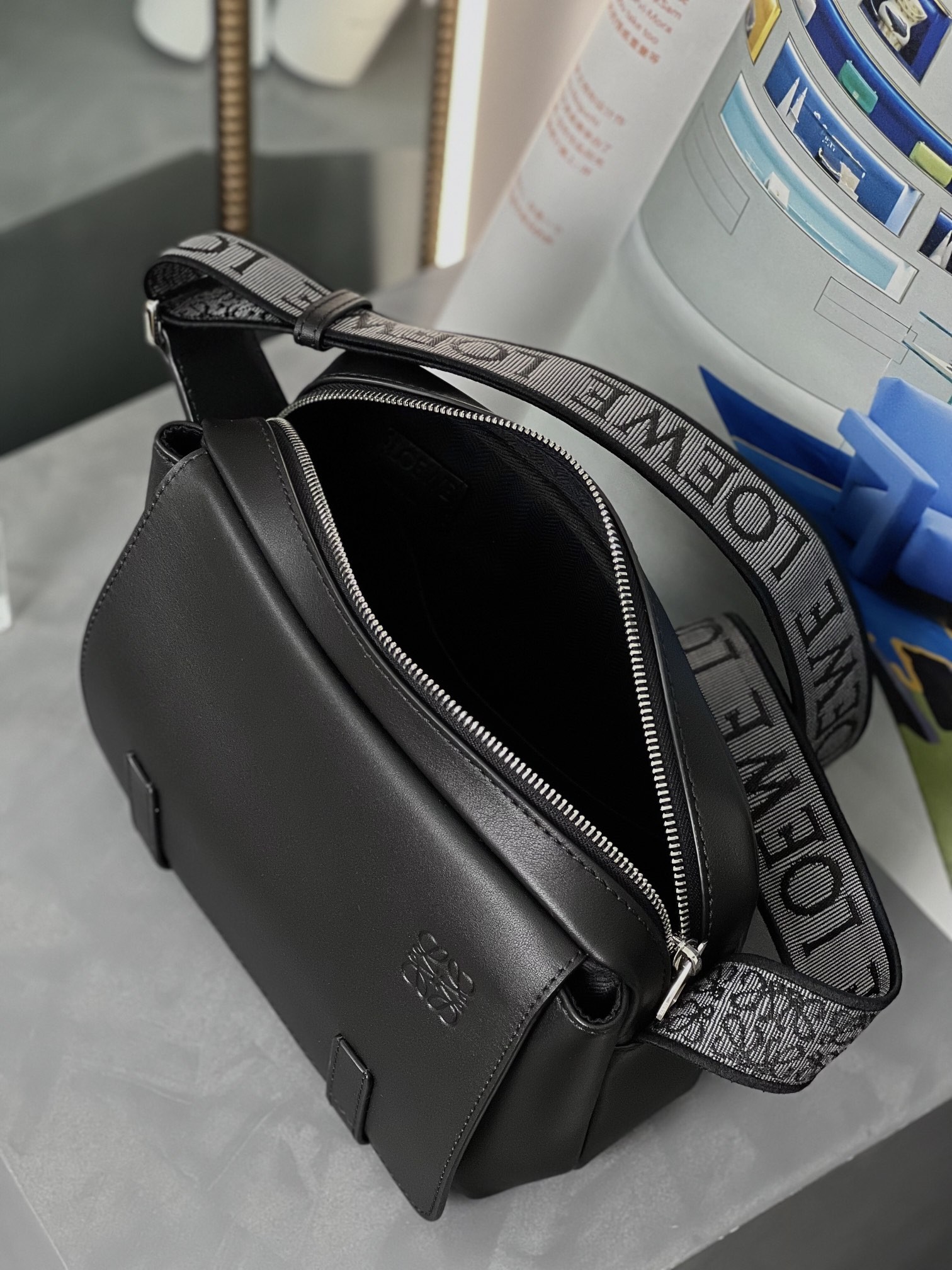 로에베 밀리터리 메신저백