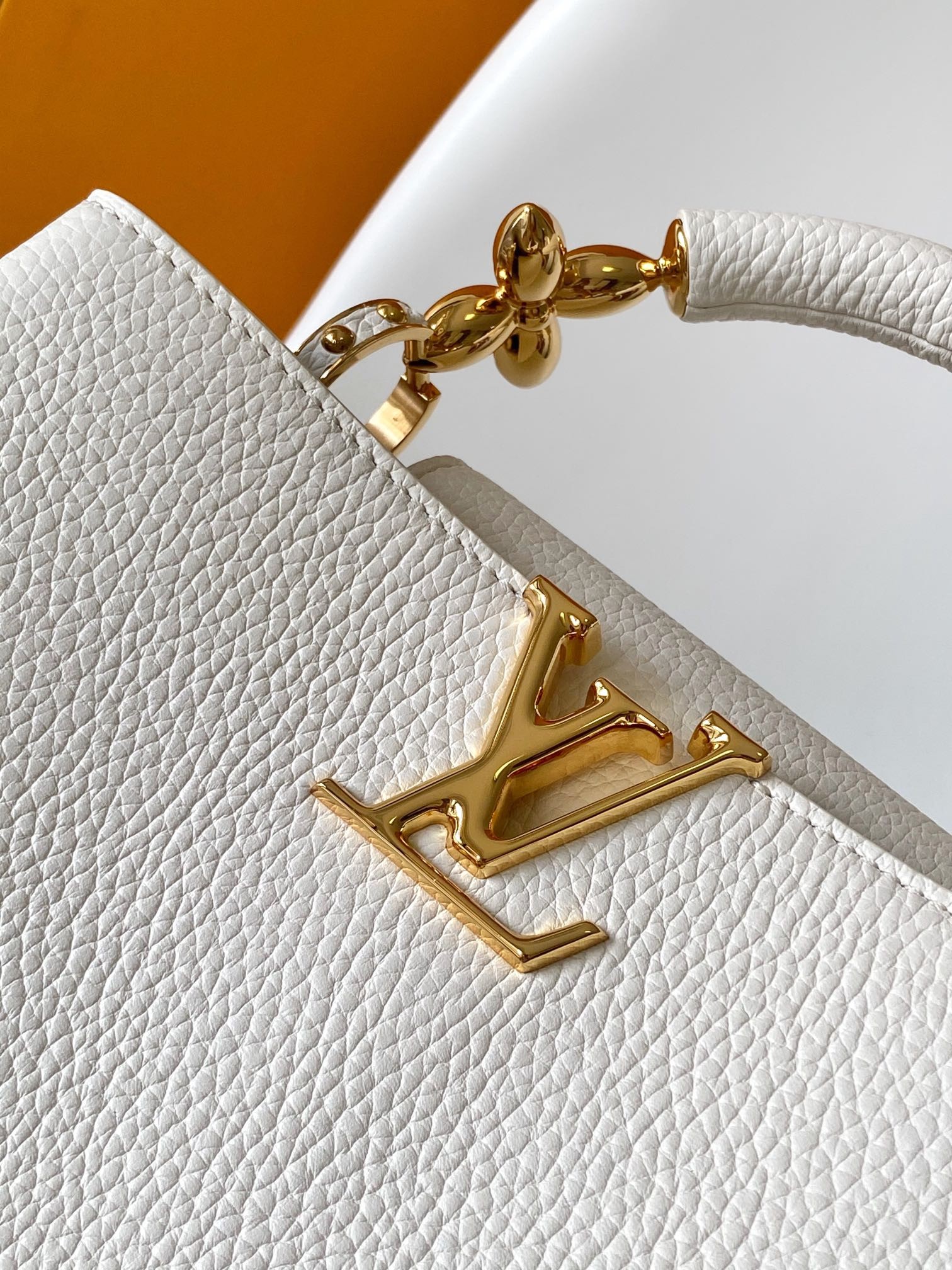 [LOUIS VUITTON-루이비통] 루이비통 카퓌신미니화이트 M23943