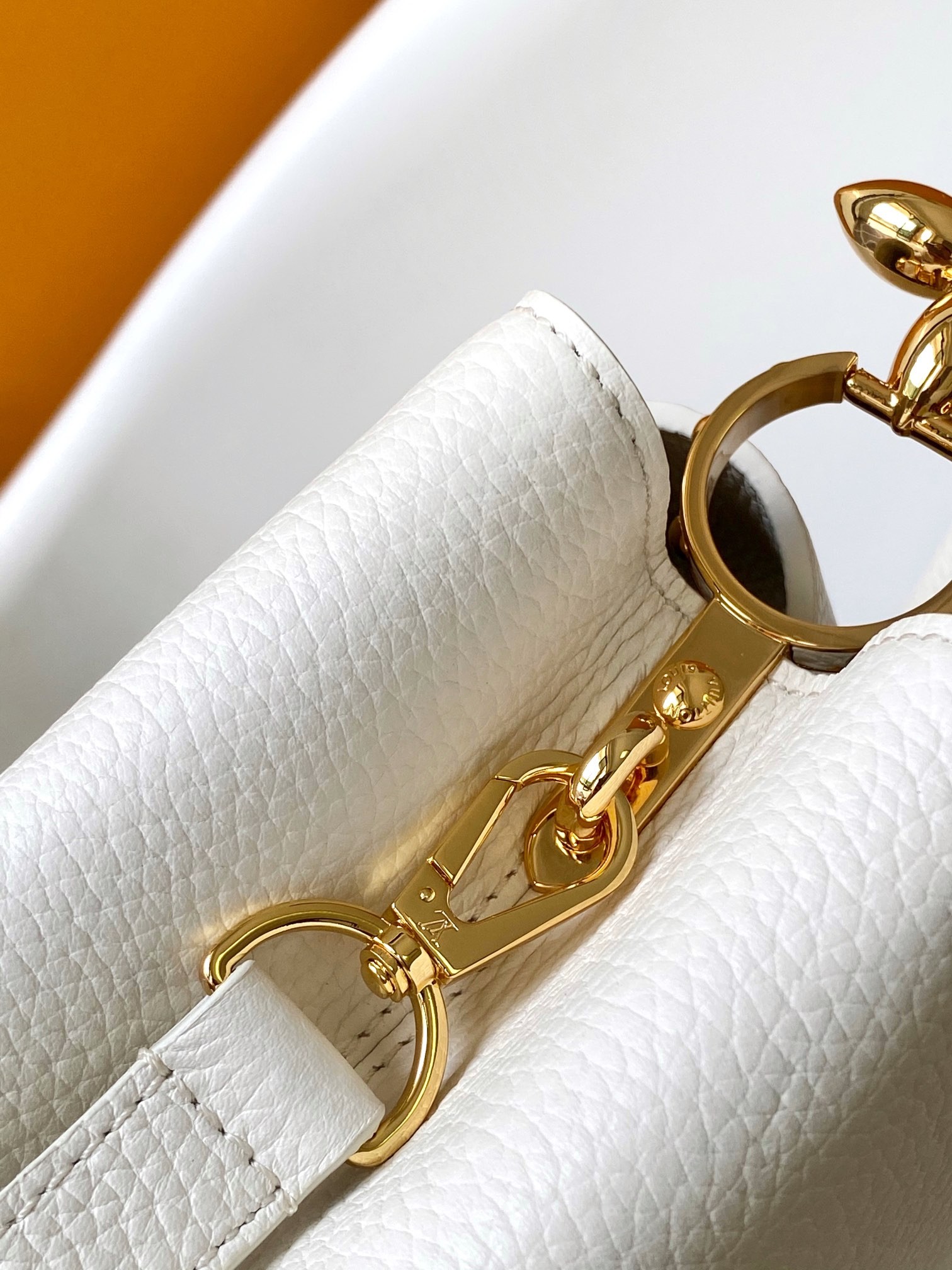 [LOUIS VUITTON-루이비통] 루이비통 카퓌신미니화이트 M23943