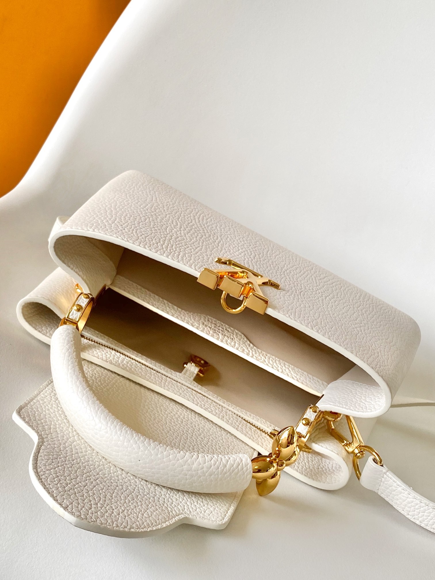 [LOUIS VUITTON-루이비통] 루이비통 카퓌신미니화이트 M23943