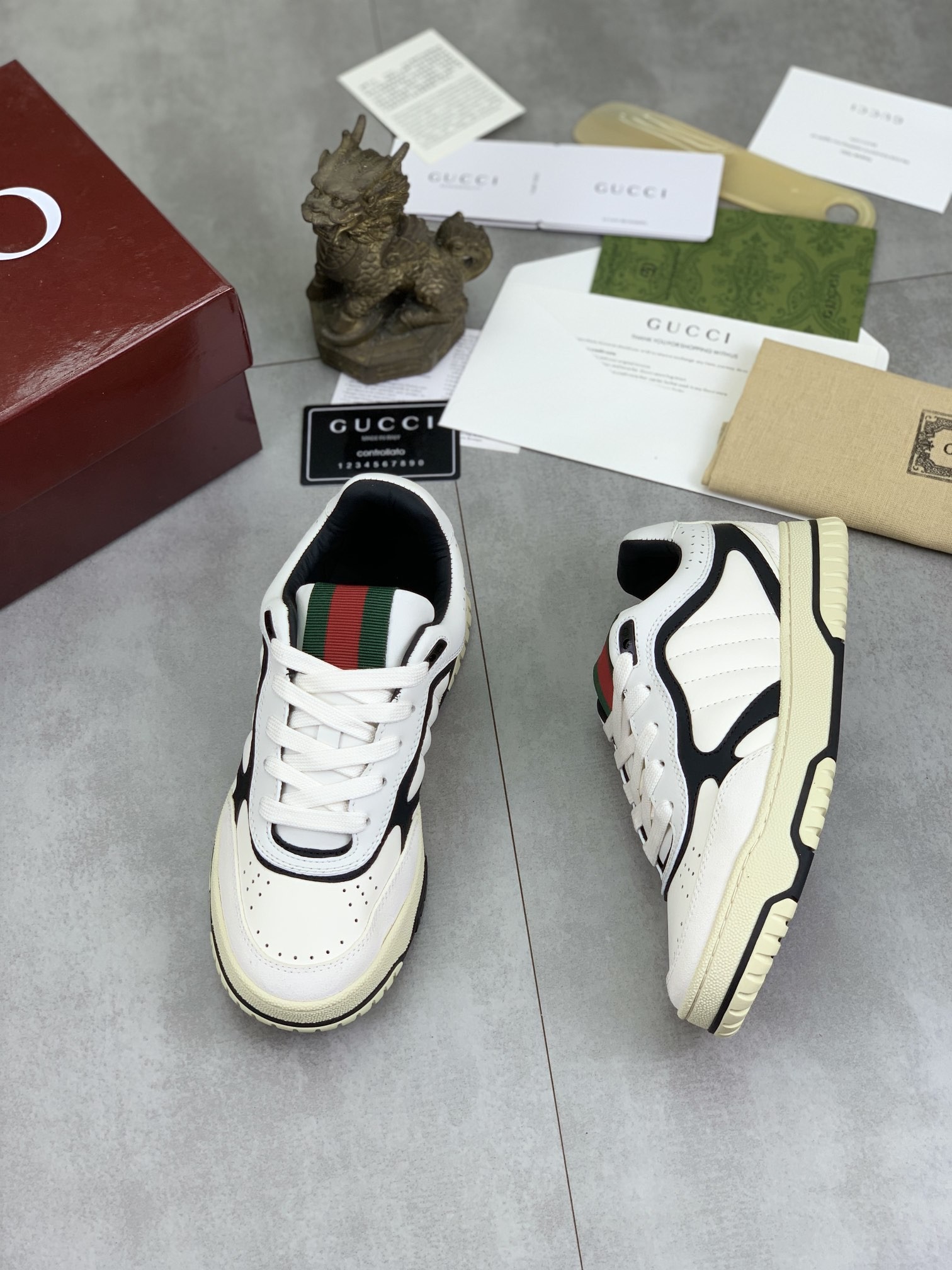 [GUCCI-구찌] 구찌 블랙 가죽 웹 로우 스니커즈