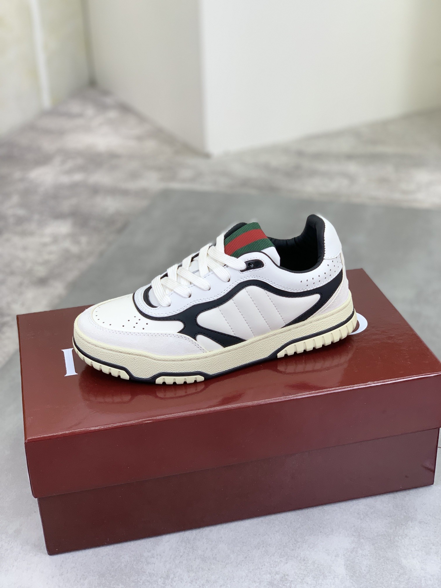 [GUCCI-구찌] 구찌 블랙 가죽 웹 로우 스니커즈