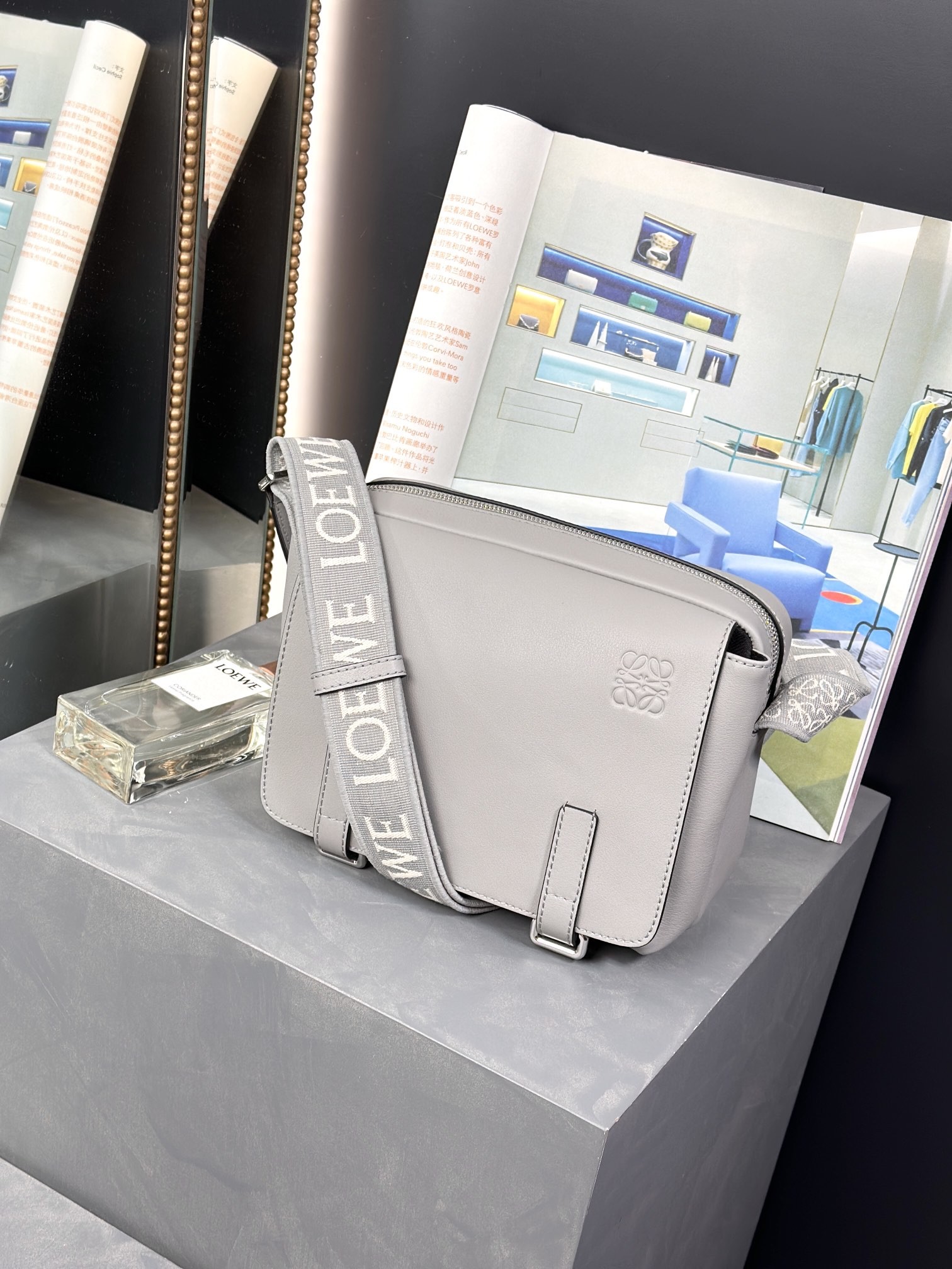 로에베 밀리터리 메신저백