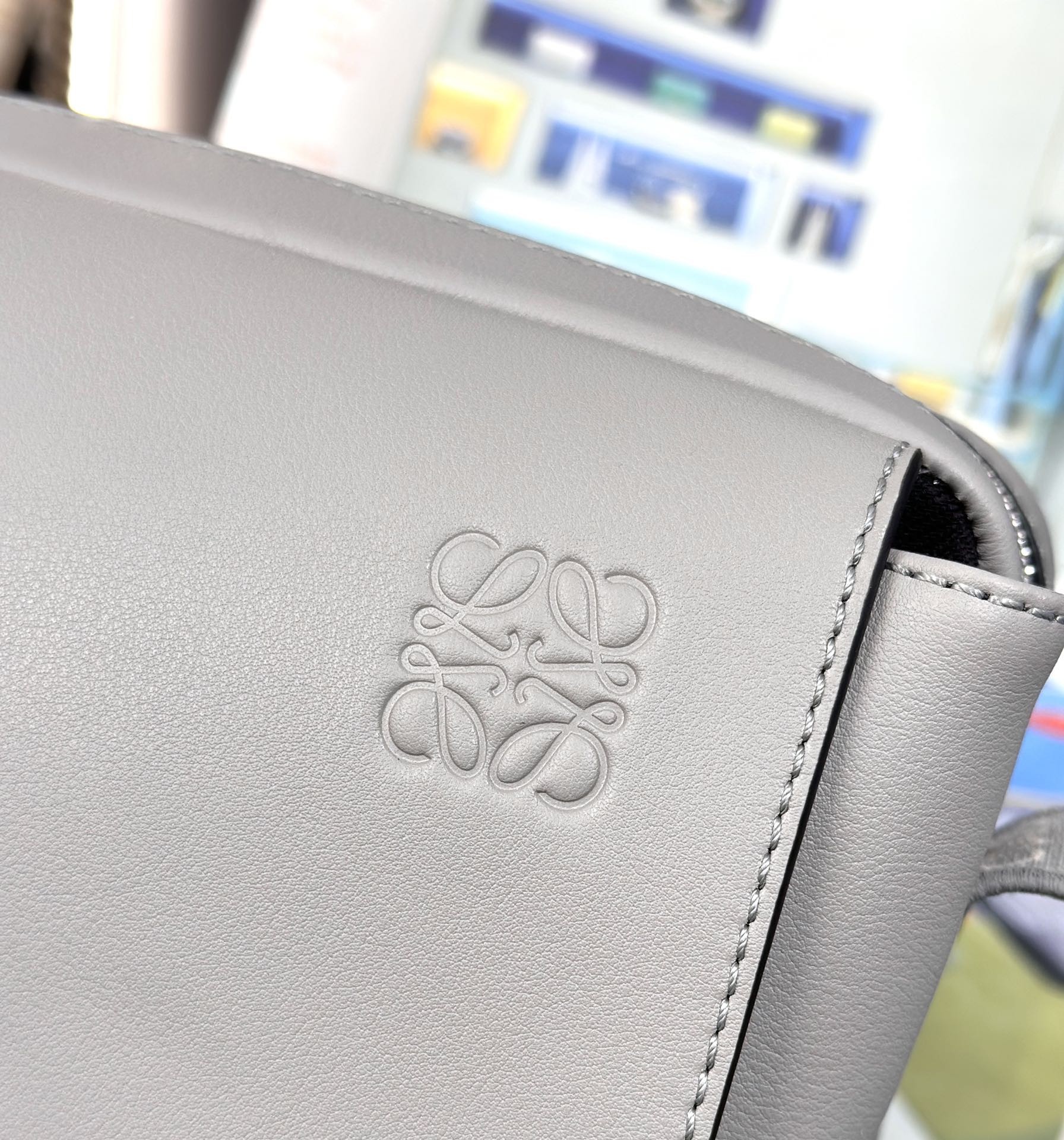 로에베 밀리터리 메신저백