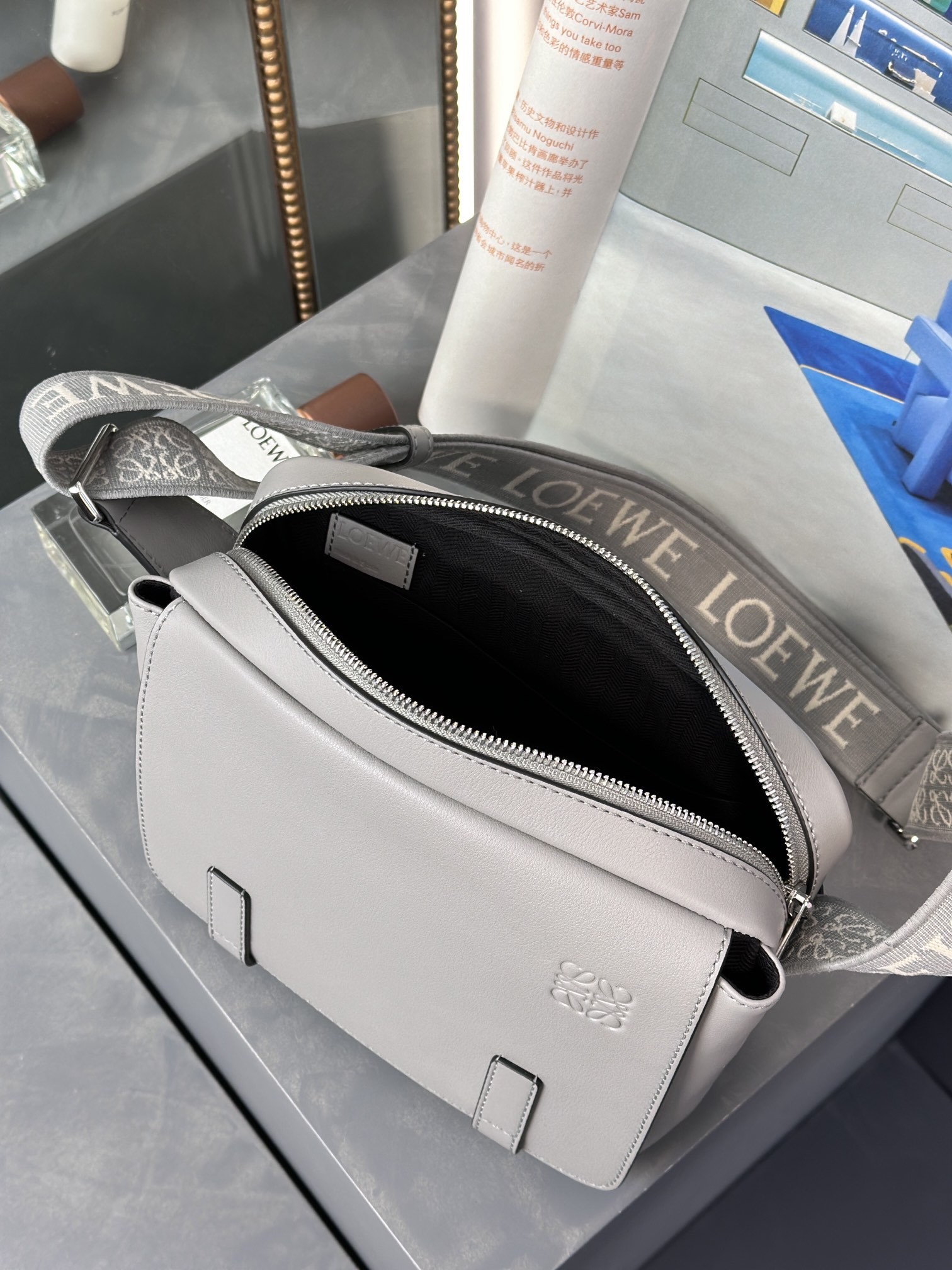 로에베 밀리터리 메신저백