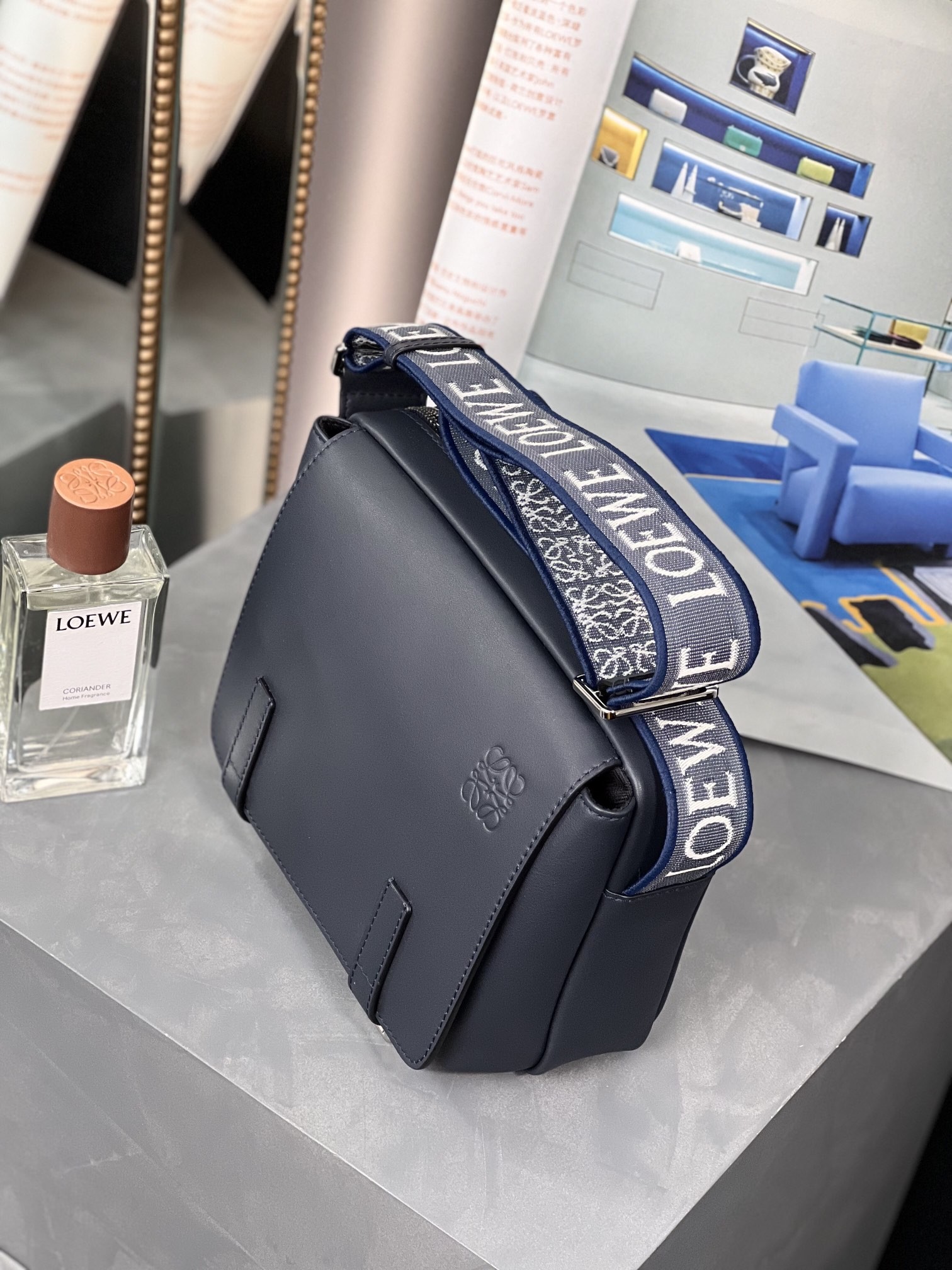 로에베 밀리터리 메신저백