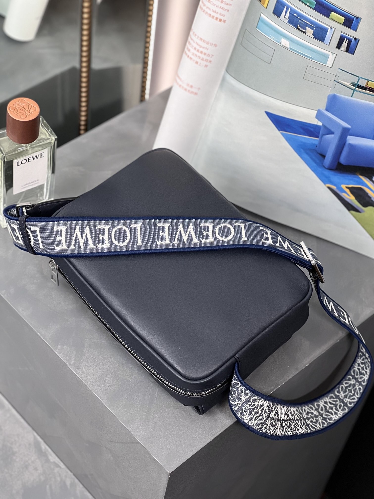 로에베 밀리터리 메신저백