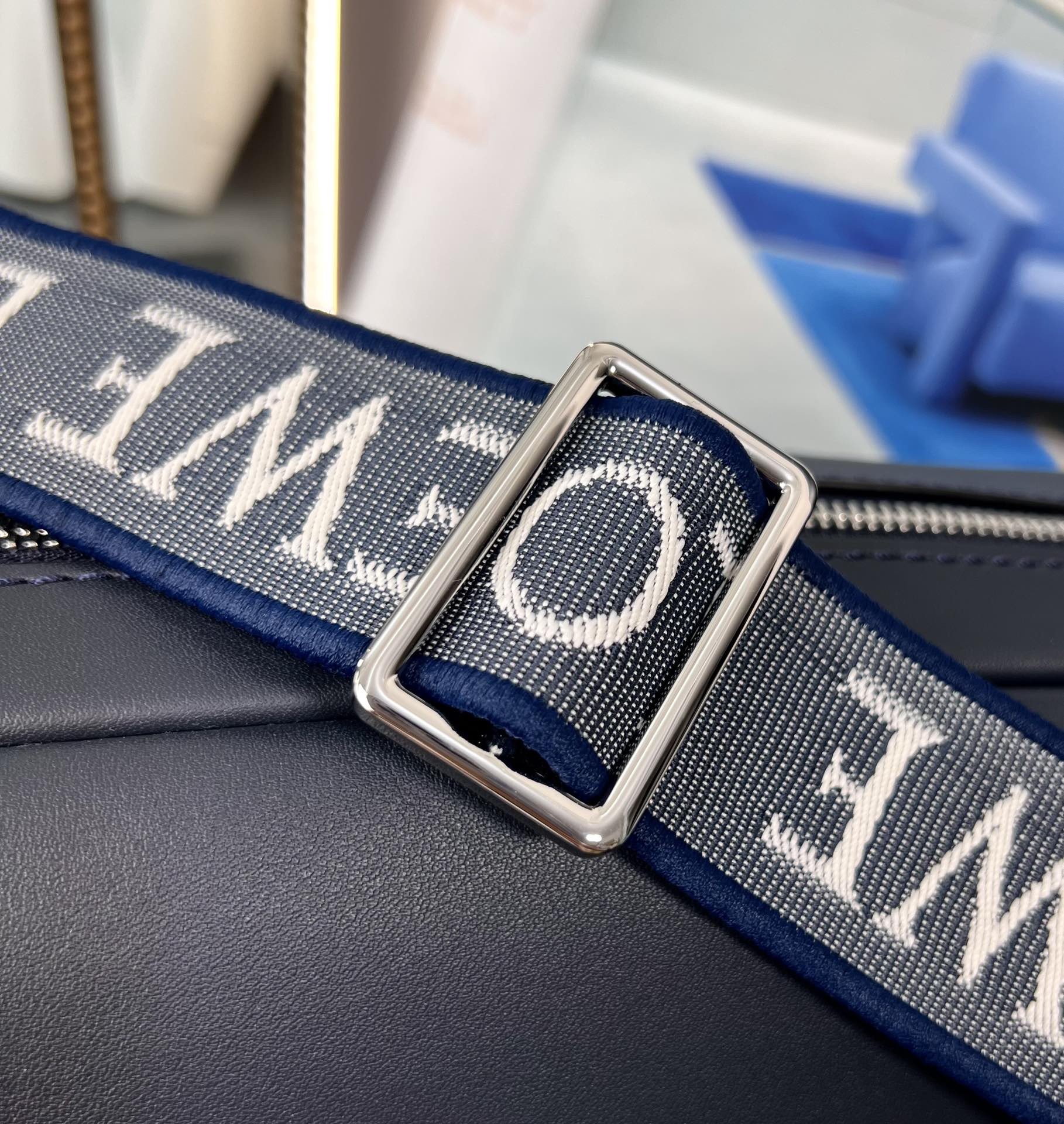 로에베 밀리터리 메신저백