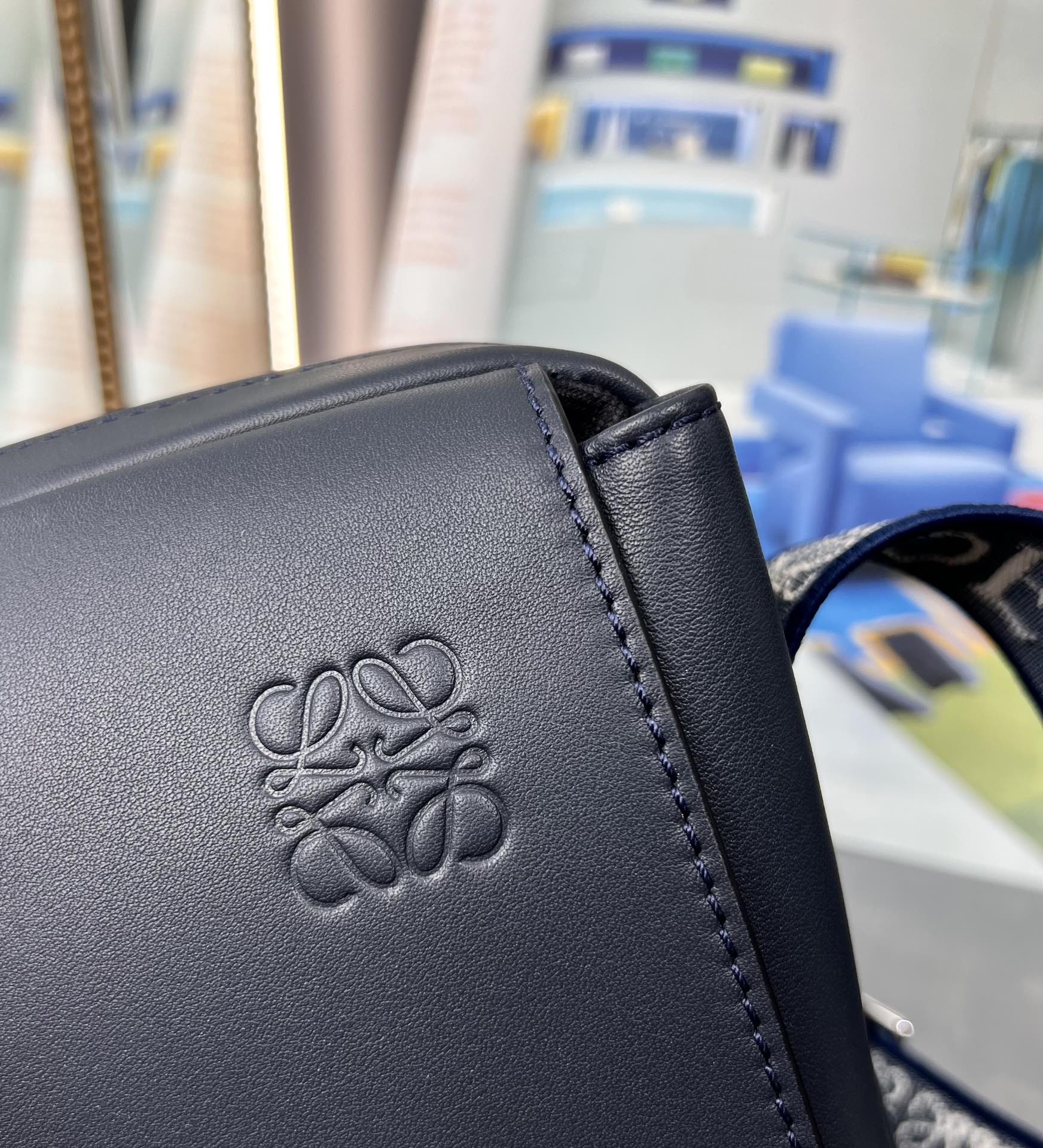 로에베 밀리터리 메신저백