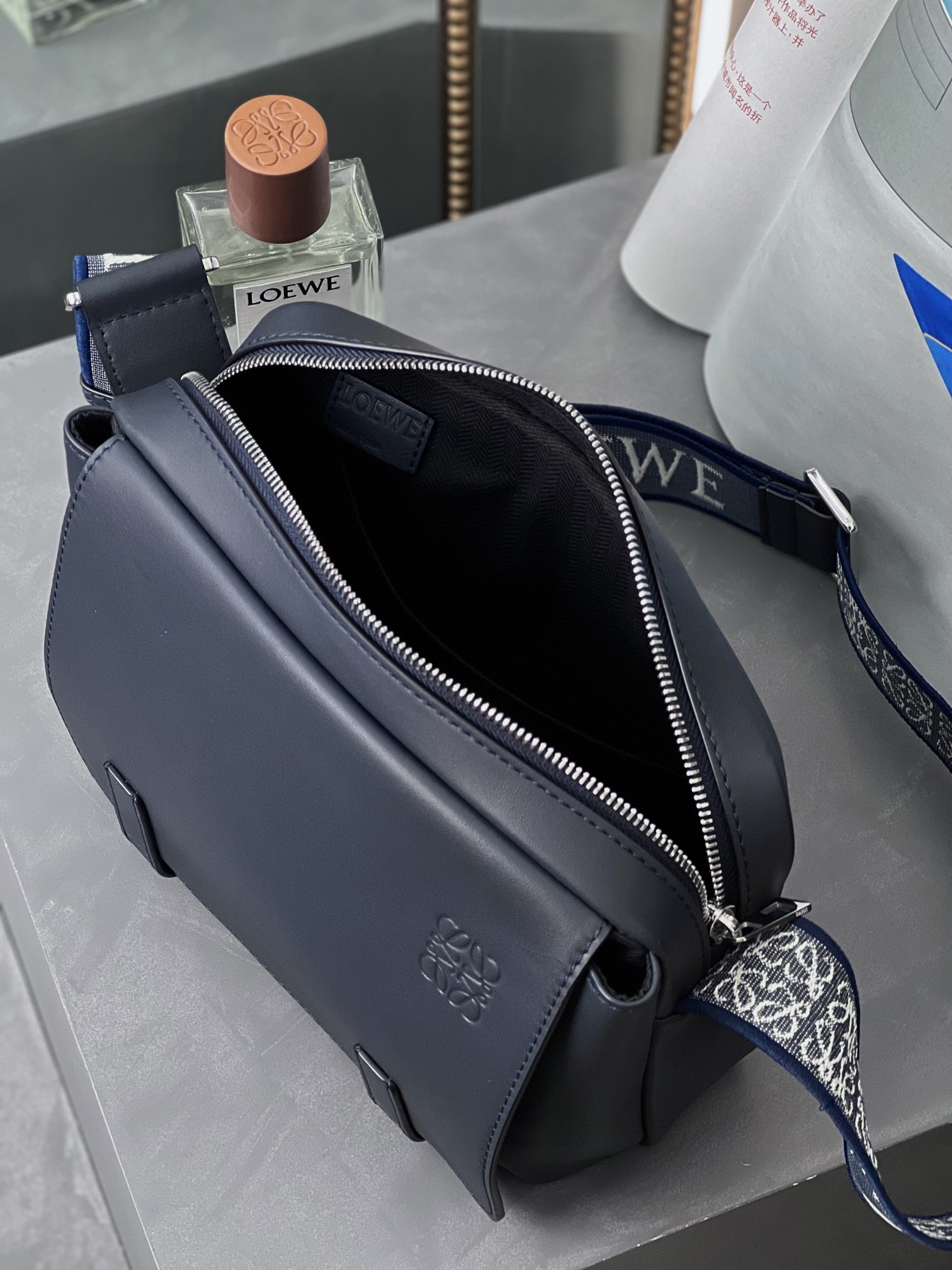 로에베 밀리터리 메신저백