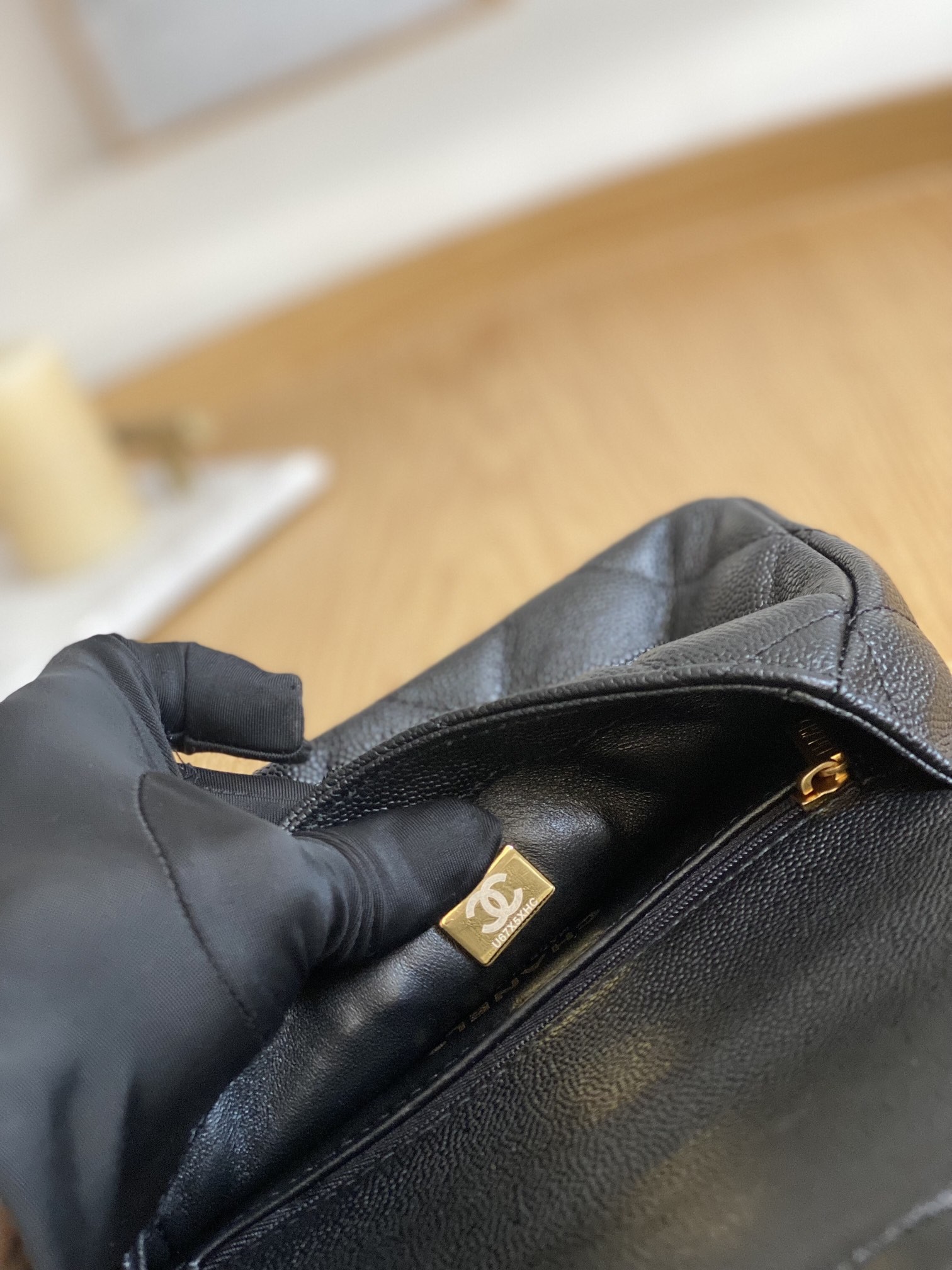 미우미우 메탈로고 마틀라세 크로스백