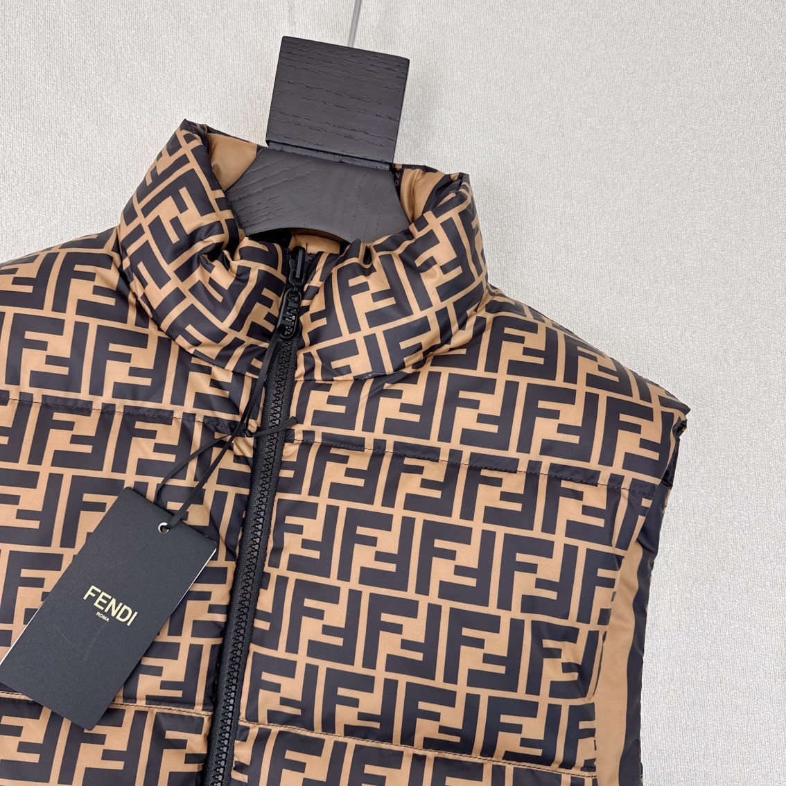 [MONCLER-몽클레어] 몽클레어 펜디 로고 리버서블 GILET 패딩조끼