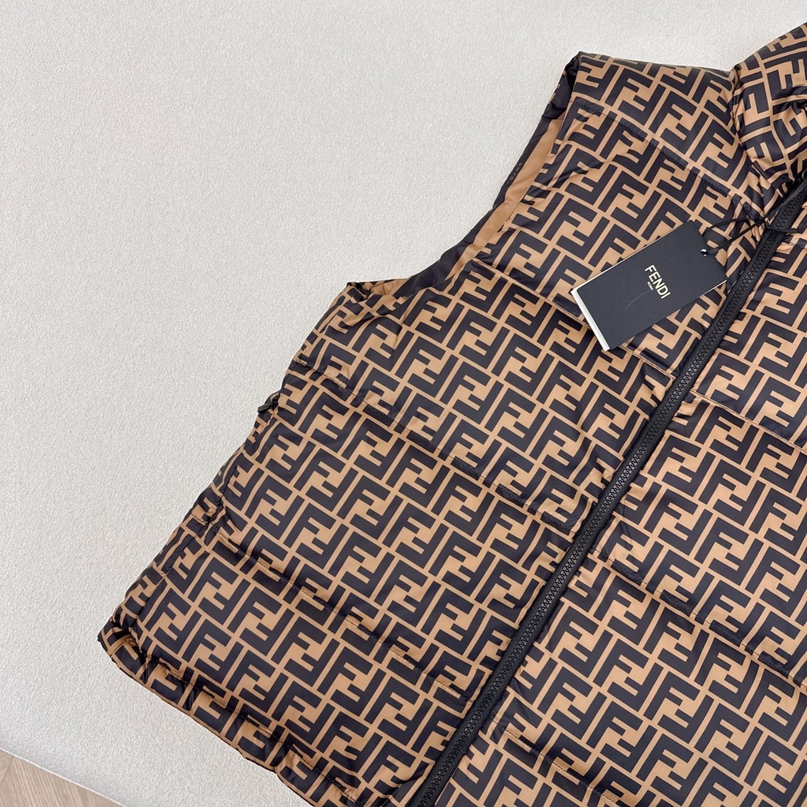 [MONCLER-몽클레어] 몽클레어 펜디 로고 리버서블 GILET 패딩조끼