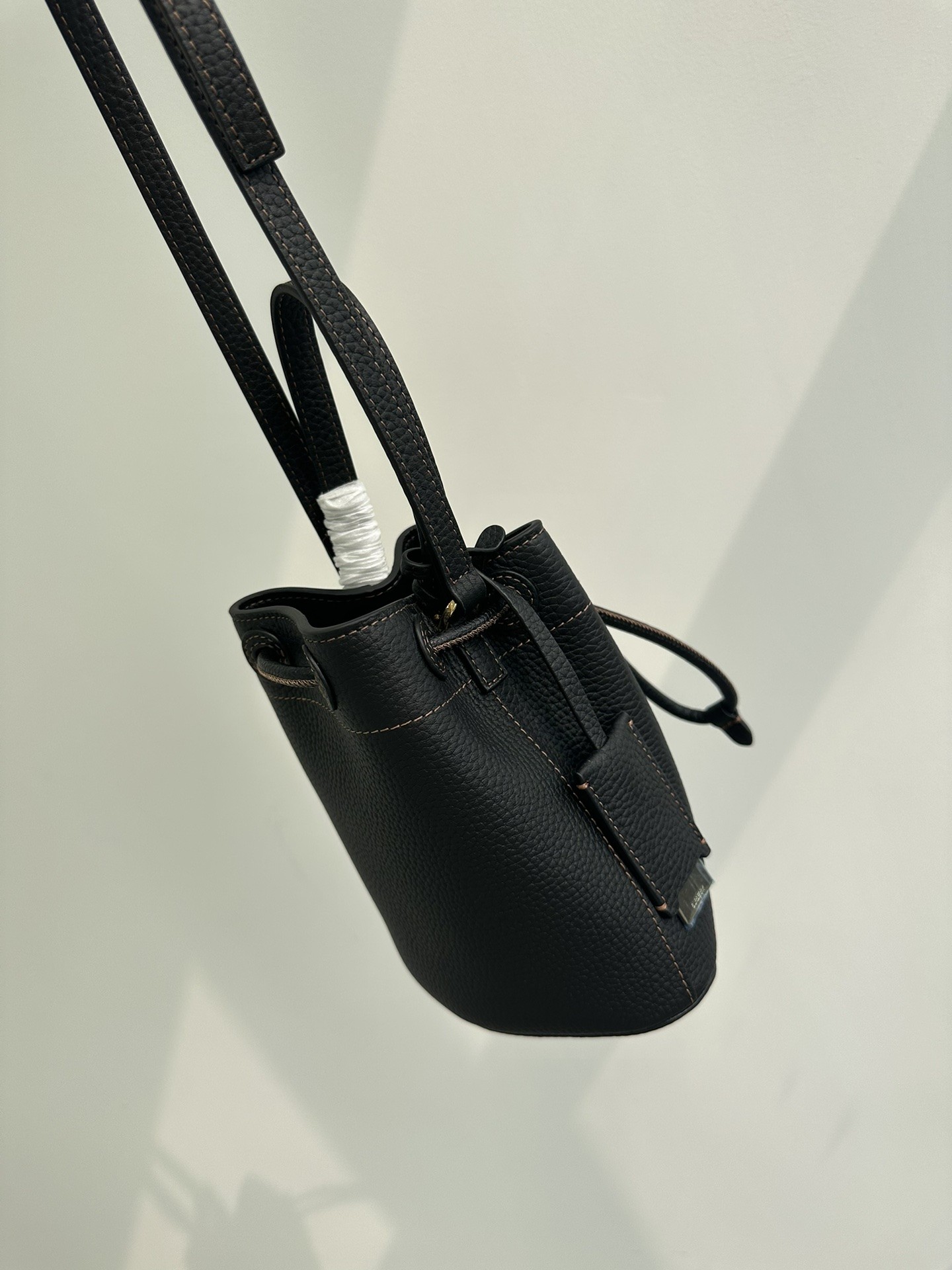 버버리 TB 메탈릭 가죽 버킷백