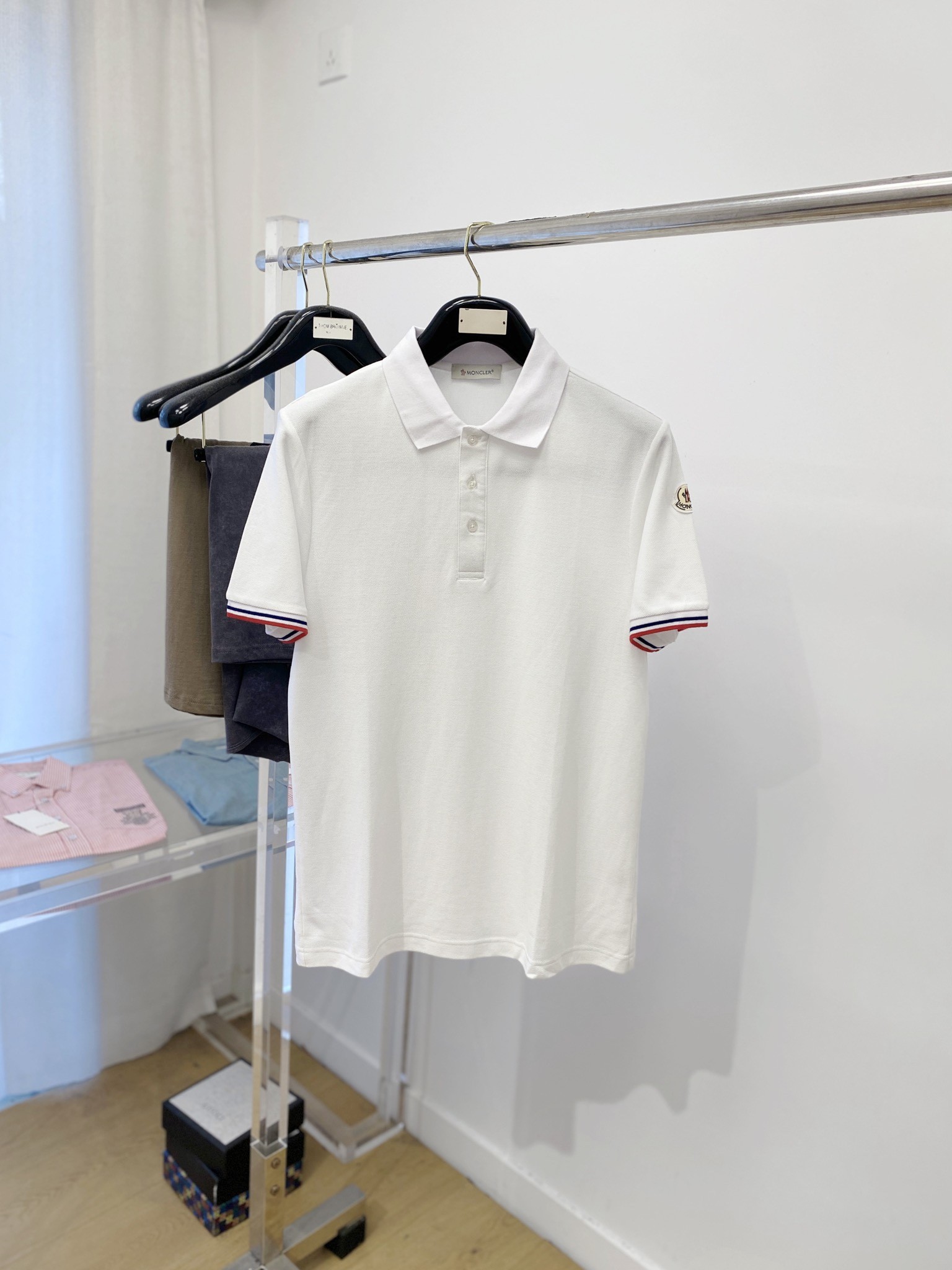 [MONCLER-몽클레어] 몽클레어 로고 패치 피케 셔츠 화이트