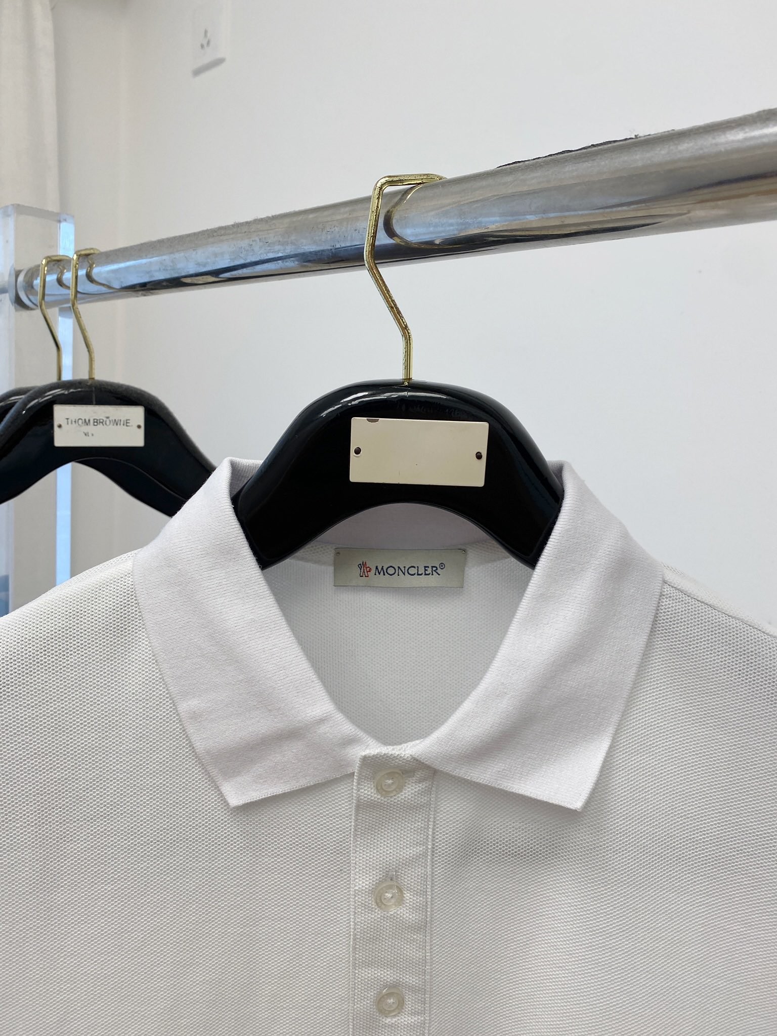 [MONCLER-몽클레어] 몽클레어 로고 패치 피케 셔츠 화이트