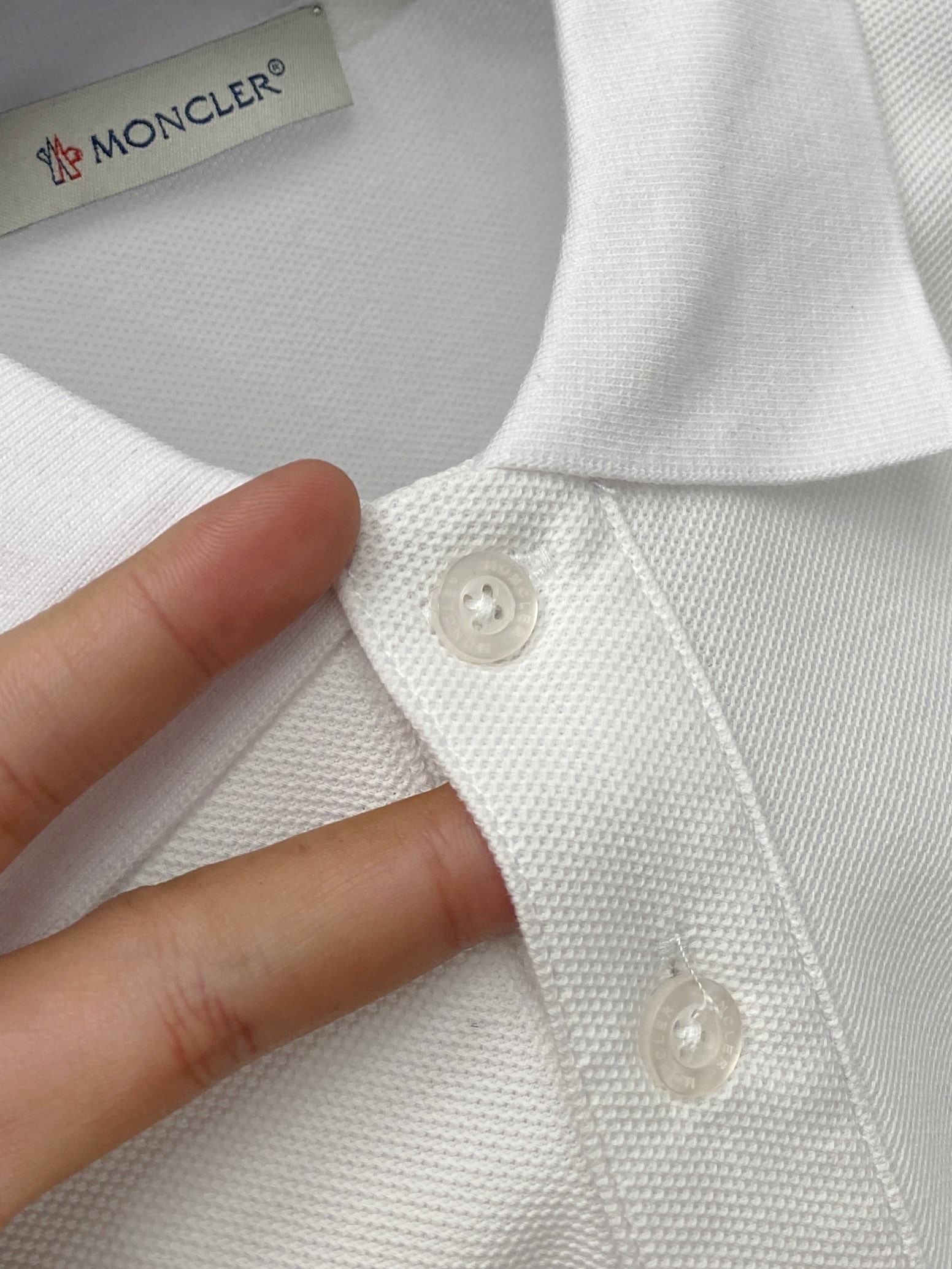 [MONCLER-몽클레어] 몽클레어 로고 패치 피케 셔츠 화이트