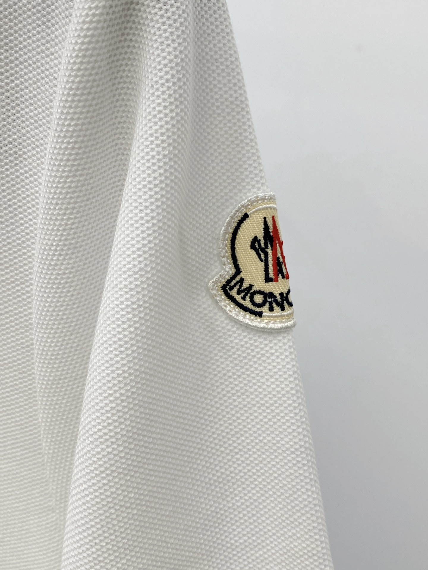 [MONCLER-몽클레어] 몽클레어 로고 패치 피케 셔츠 화이트
