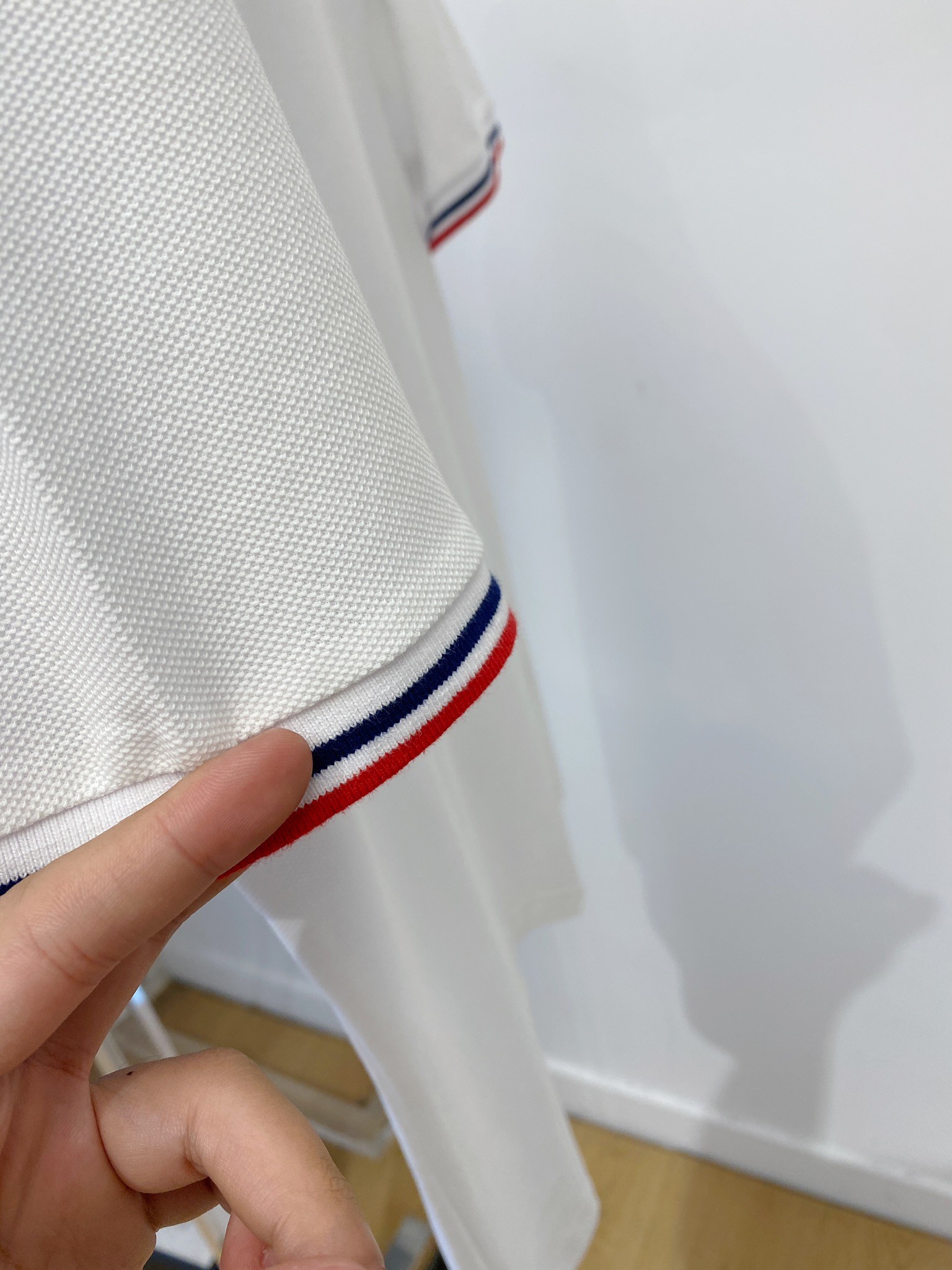 [MONCLER-몽클레어] 몽클레어 로고 패치 피케 셔츠 화이트